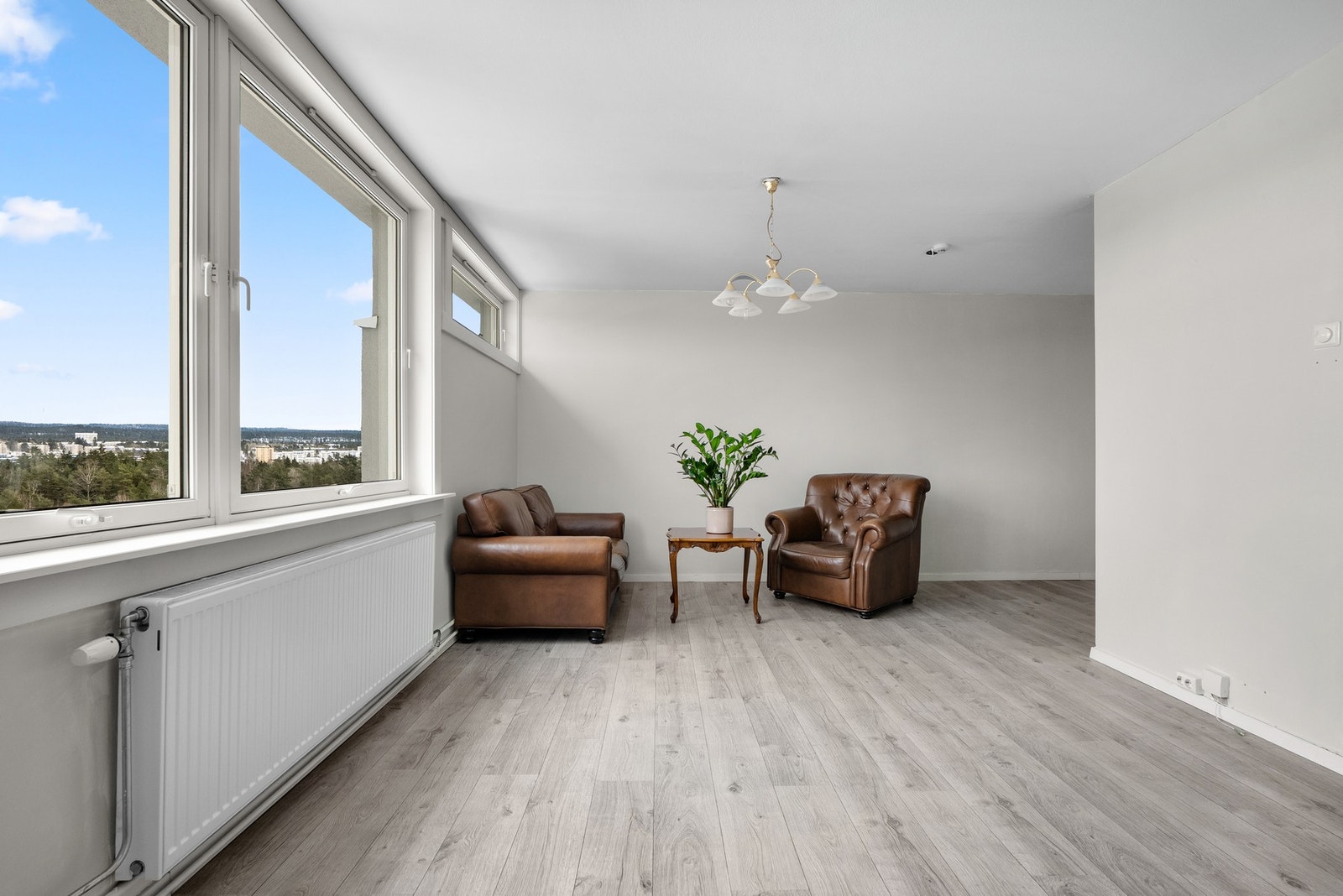 Leiligheten har en god intern beliggenhet i byggets toppetasje (12. etasje med heis), og har en god planløsning med et sosialt oppholdsrom med sovealkove og baderom. Galleribilde