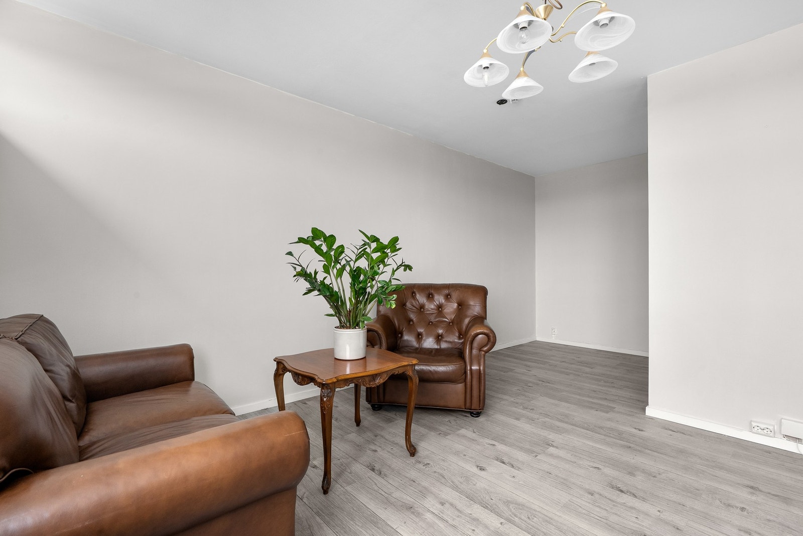 I stuen er det plass til både sofa med salongbord og et spisebord i tilknytning til kjøkkenet. Galleribilde