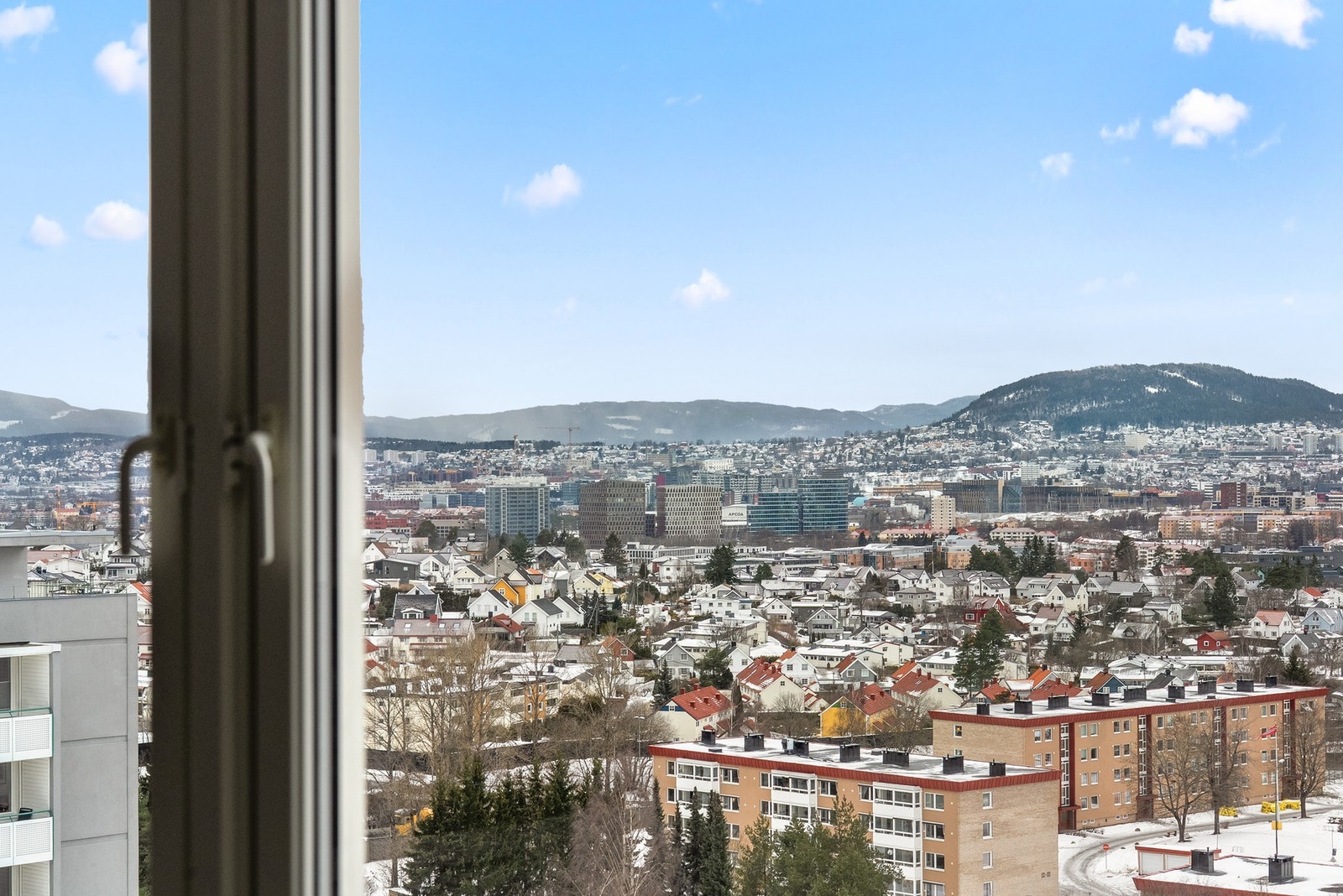 Nydelig utsikt over byens tak. Galleribilde