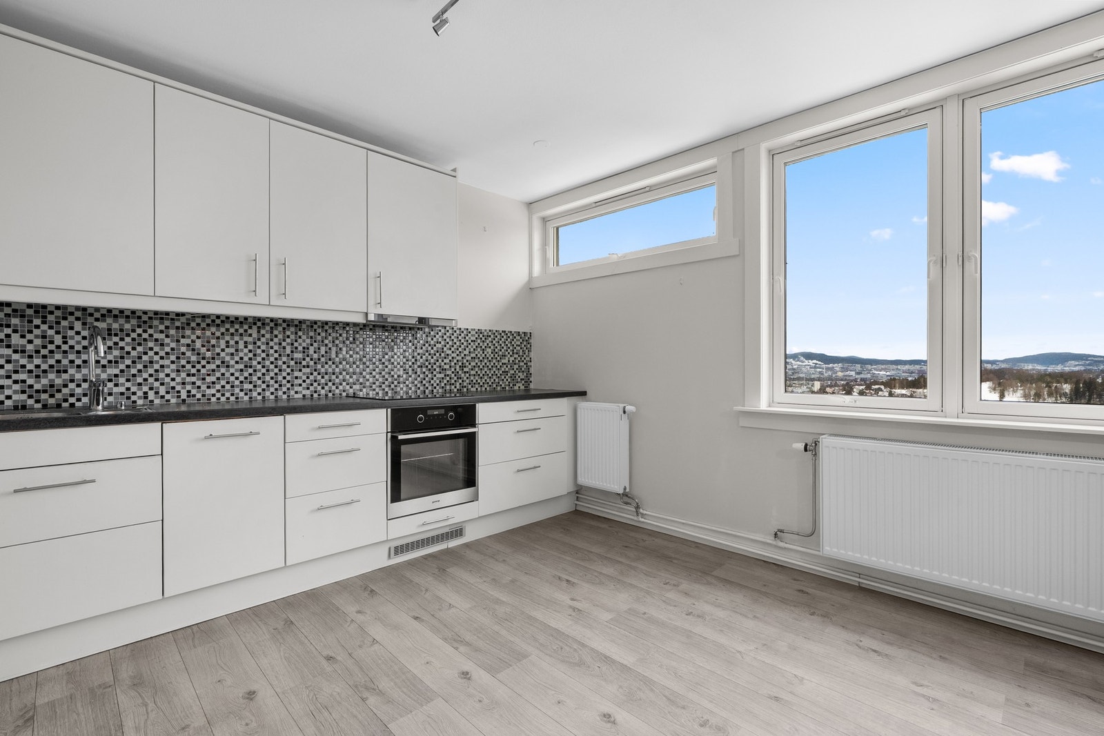 Kjøkkenet er utstyrt med medfølgende integrerte hvitevarer som nedfelt platetopp, stekeovn og oppvaskmaskin. Galleribilde