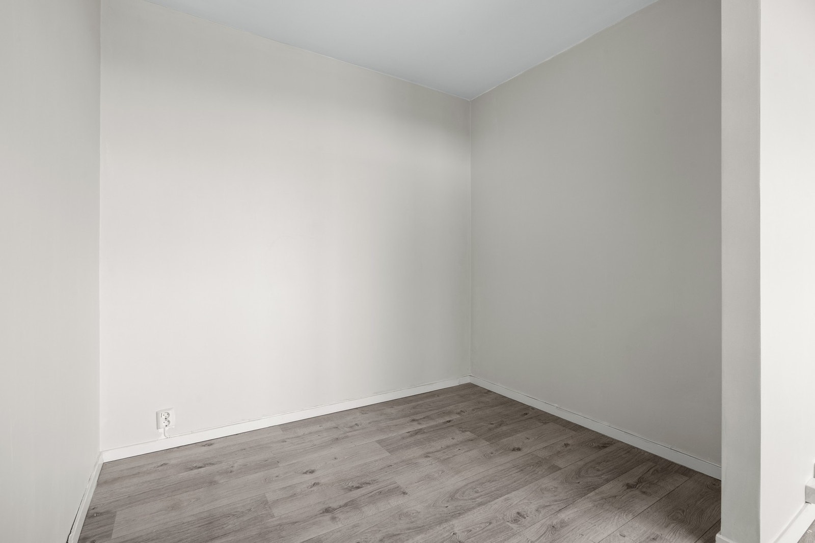 I stuen er det også en praktisk sovealkove med naturlig plass til dobbeltseng med tilhørende nattbord. Galleribilde