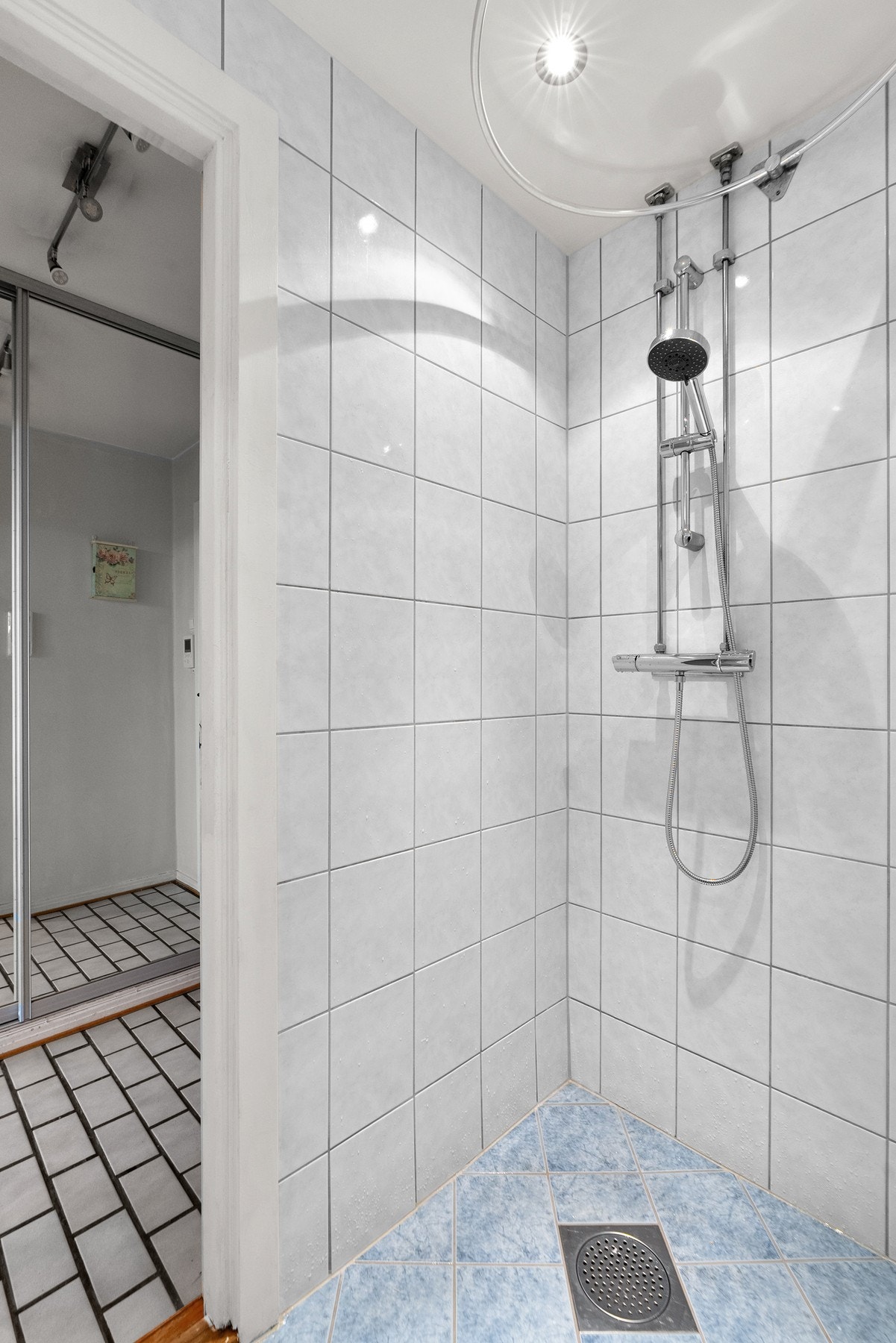 Baderommet er også utstyrt med vegghengt dusj og vegghengt toalett. Galleribilde