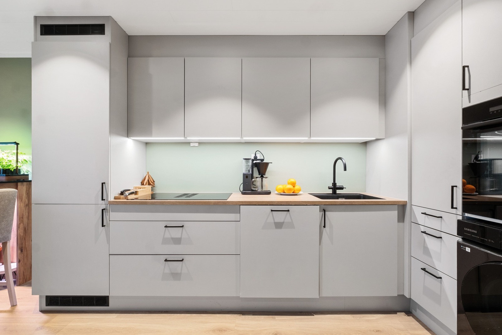 Lekkert Designa-kjøkken fra 2024 med flotte detaljer og integrerte hvitevarer. Galleribilde