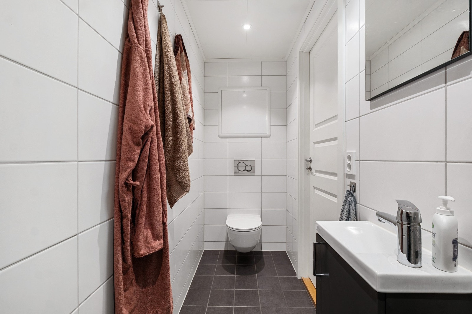 Badet ble pusset opp i 2024, og er innredet med vegghengt WC, servantseksjon med speil og dusjnisje. Elektriske varmekabler i gulv. Galleribilde