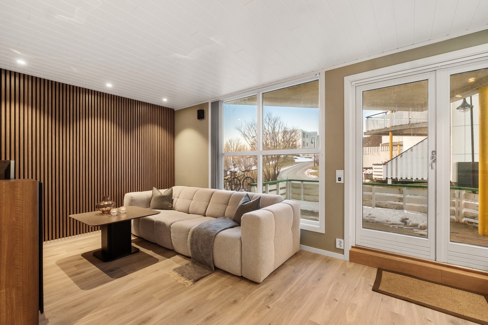 Utgang fra stuen til overbygd, vestvendt balkong med sjøgløtt og fjellutsikt. Gode sol- og lysforhold. Galleribilde