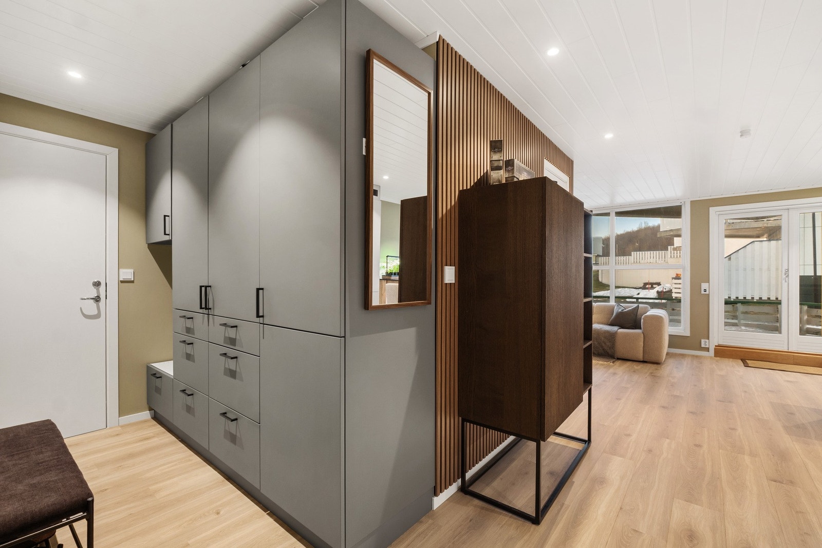 Gang/entré med praktisk og flott garderobeinnredning. Galleribilde