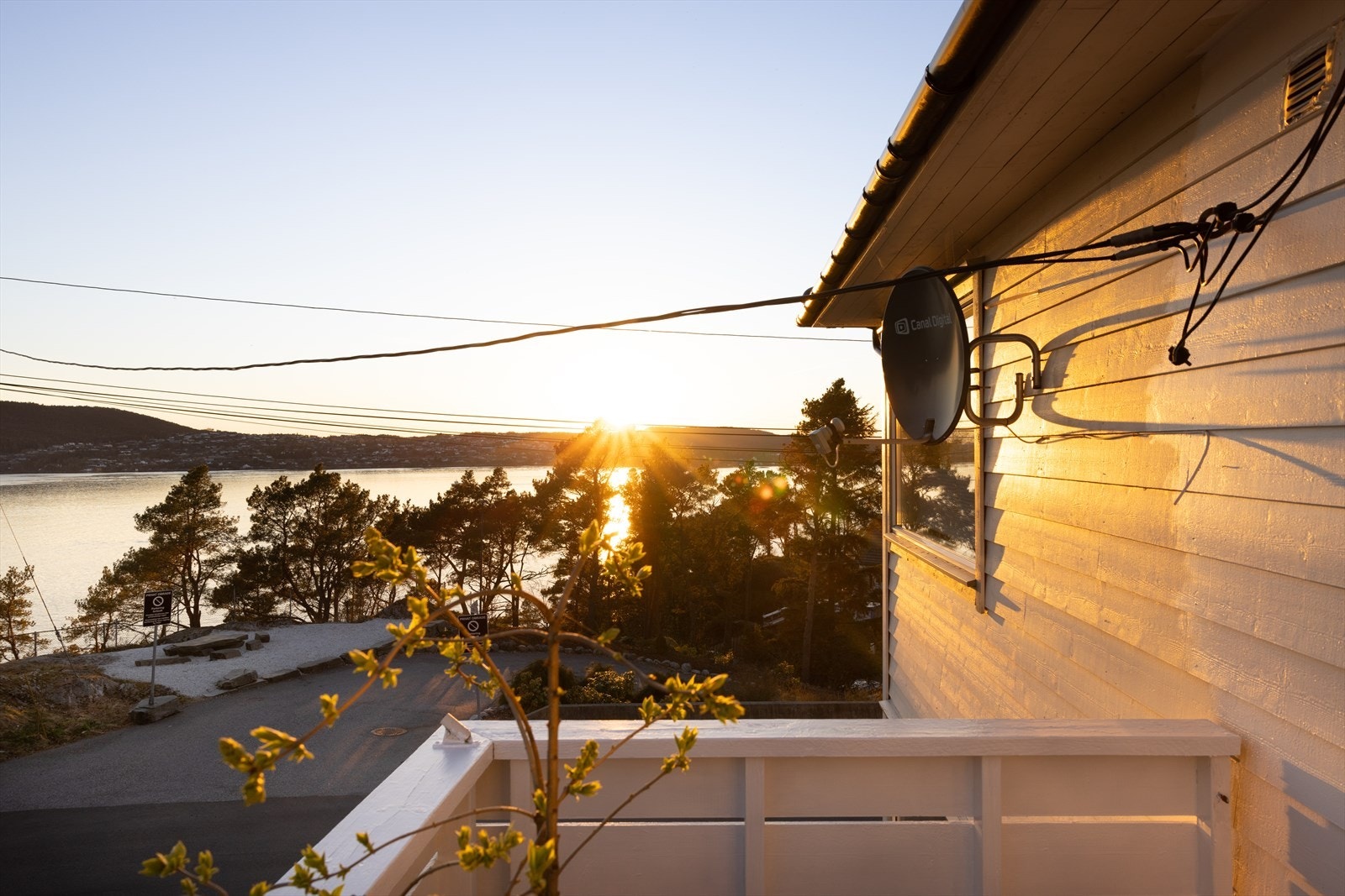 veggen er i dag ferdig malt og parabolantennen er vekke. Galleribilde
