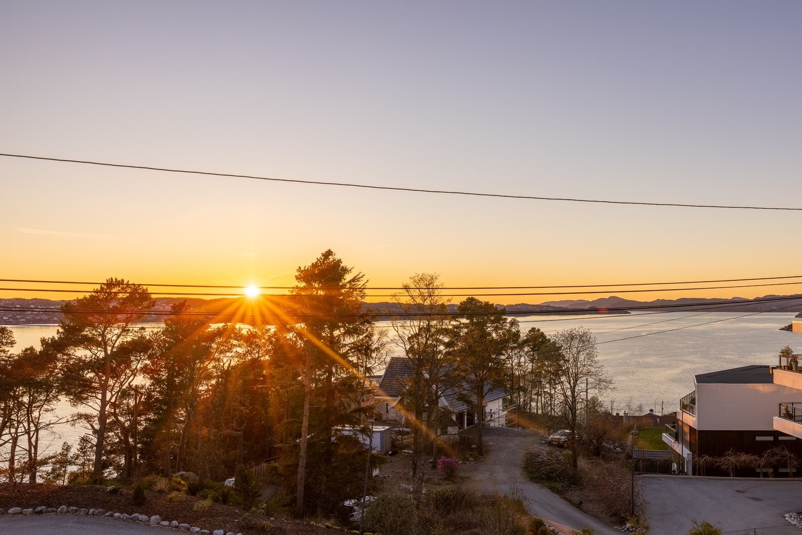 Kveldsbildene er tatt i forbindelse med et tidligere salg av eiendommen. Galleribilde
