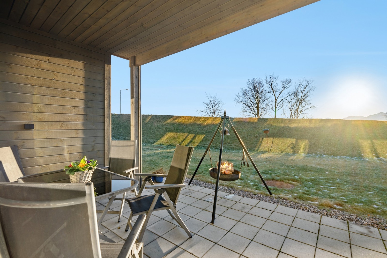 Sydvendt terrasse på ca. 10 m² med utgang fra stue/kjøkken. Her er det gode solforhold, med plass til sittegruppe og utemøbler. Galleribilde