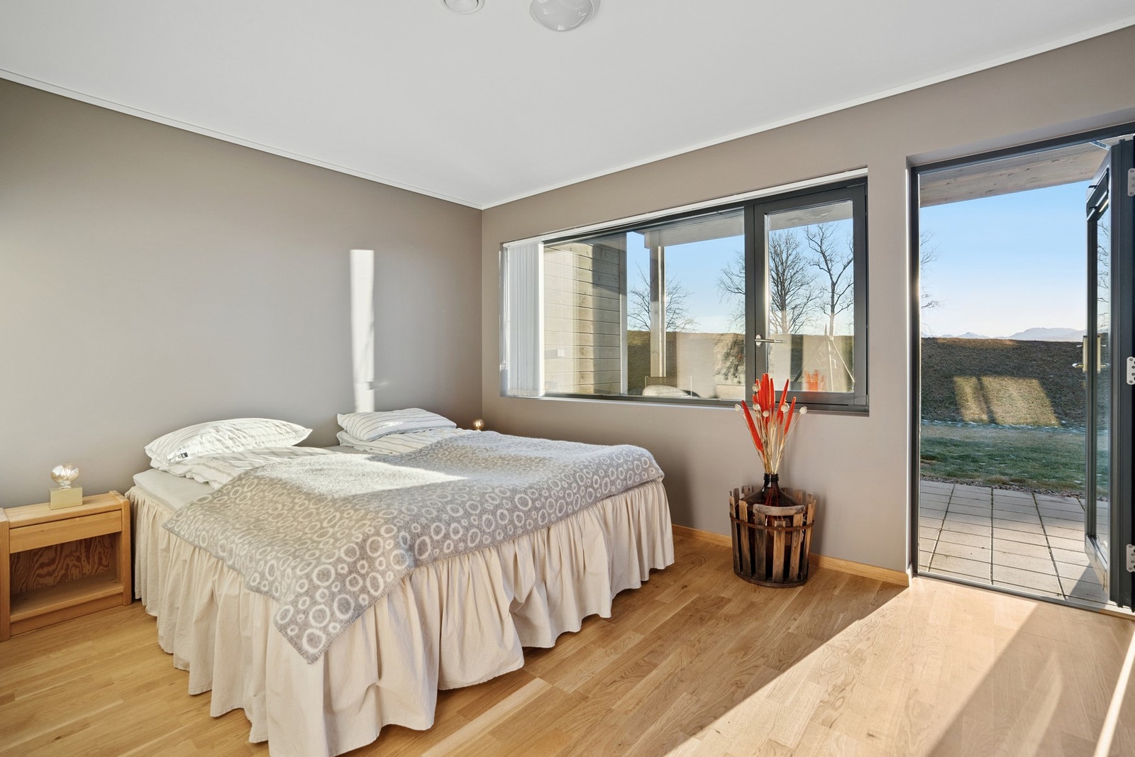 Hovedsoverom i underetasje med plass til seng og garderobeløsning. Rommet har egen utgang til terrasse. Galleribilde