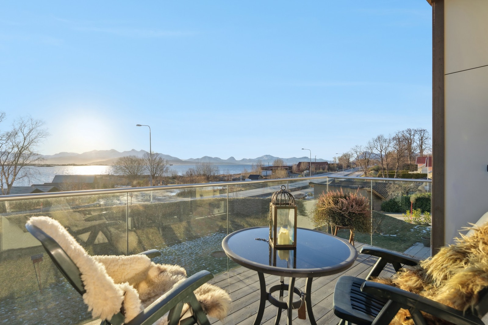 Boligen har flott panoramautsikt mot fjord og fjell, og sjøen ligger ca. 150 meter unna. Området byr på rolige omgivelser, samtidig som det er kort avstand til sentrum og daglige servicefunksjoner. Galleribilde