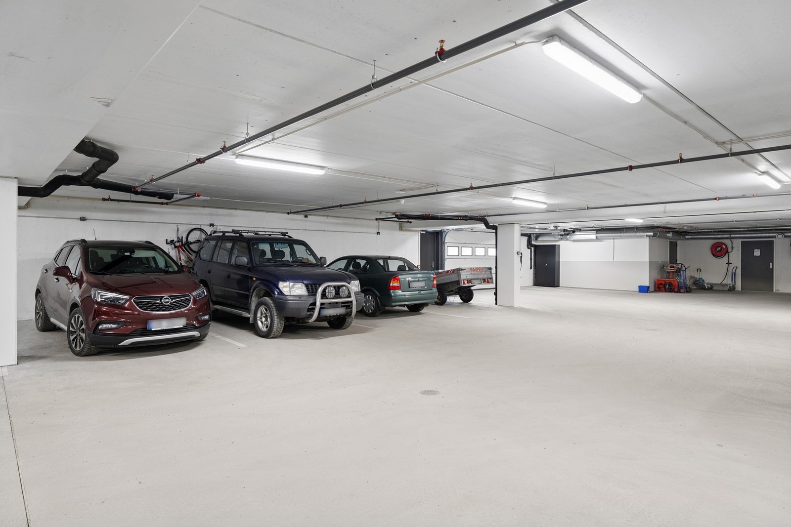 Fast parkeringsplass i felles garasjeanlegg, organisert som egen seksjon og følger salget. Galleribilde