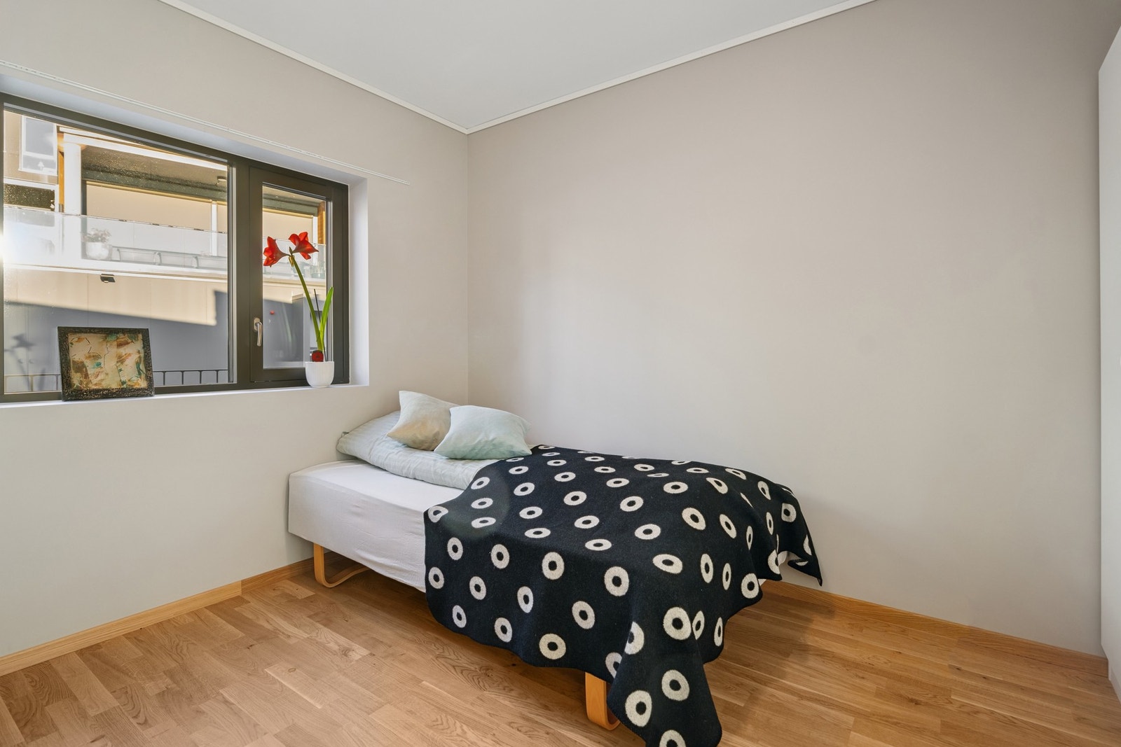 Soverom i hovedetasjen med enkel adkomst til bad og stue/kjøkken. Praktisk løsning som gir mulighet for livsløpsstandard. Galleribilde