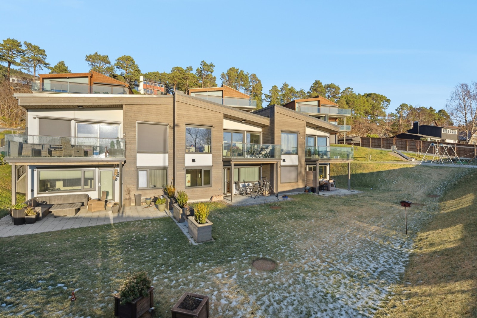 Sameiet disponerer felles fasiliteter bestående av treningsrom, tørrkjøkken og hobbyrom/verksted, lokalisert i tilknytning til garasjeanlegget og tilgjengelig for beboerne i henhold til sameiets vedtekter. Galleribilde