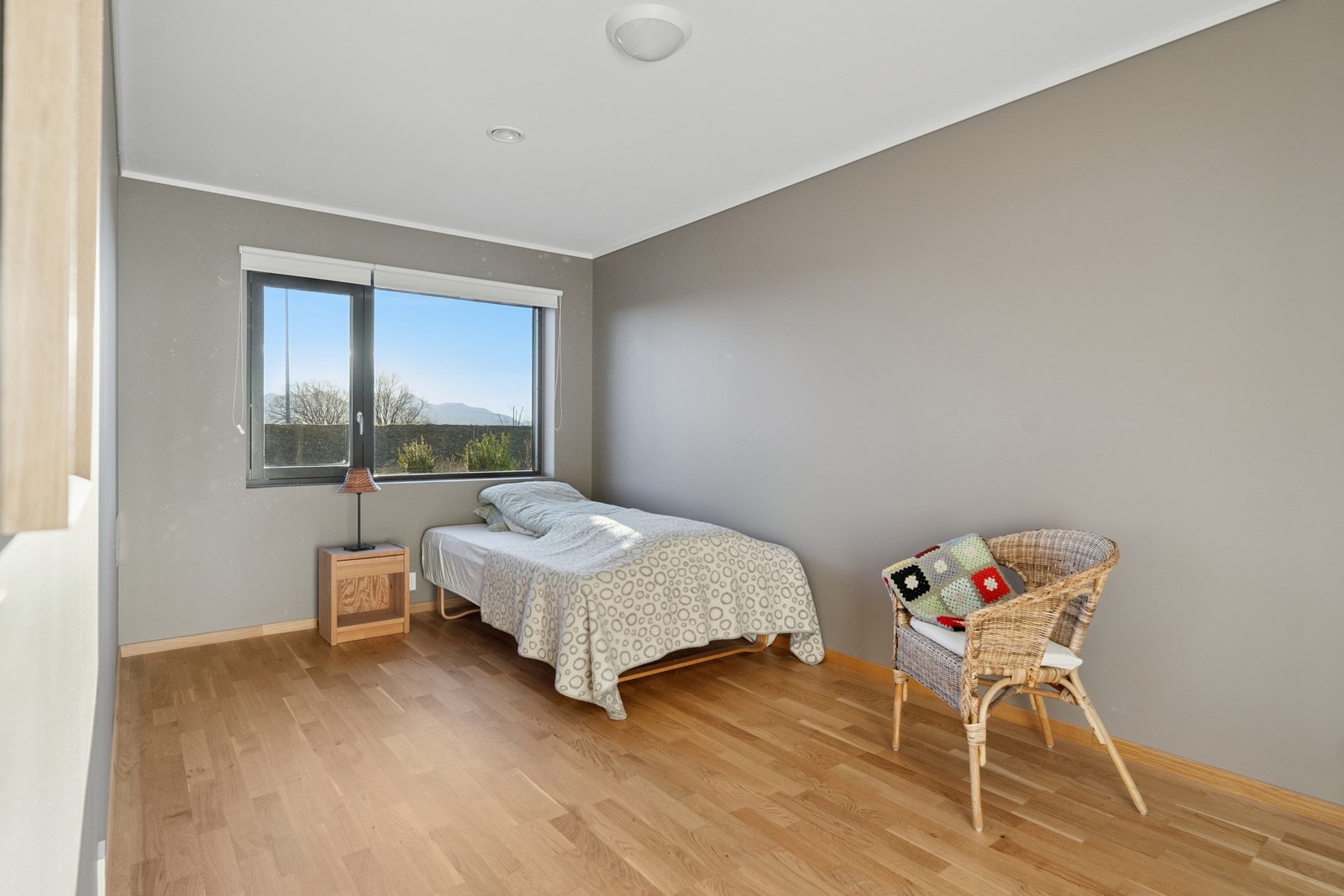 Ytterligere soverom i underetasje med tilsvarende bruksområde og gode møbleringsmuligheter. Galleribilde