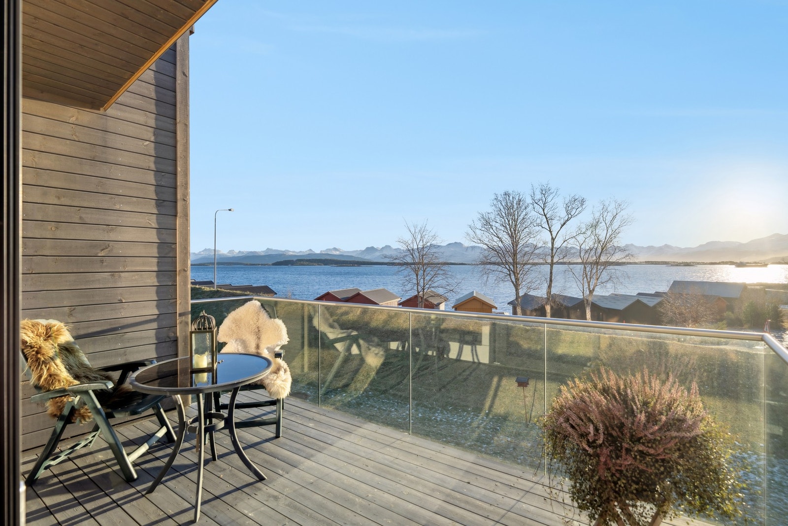 Velkommen til Julsundvegen 91 B - en moderne bolig fra 2023 beliggende i attraktivt boligområde ca. 2 km vest for Molde sentrum. Galleribilde