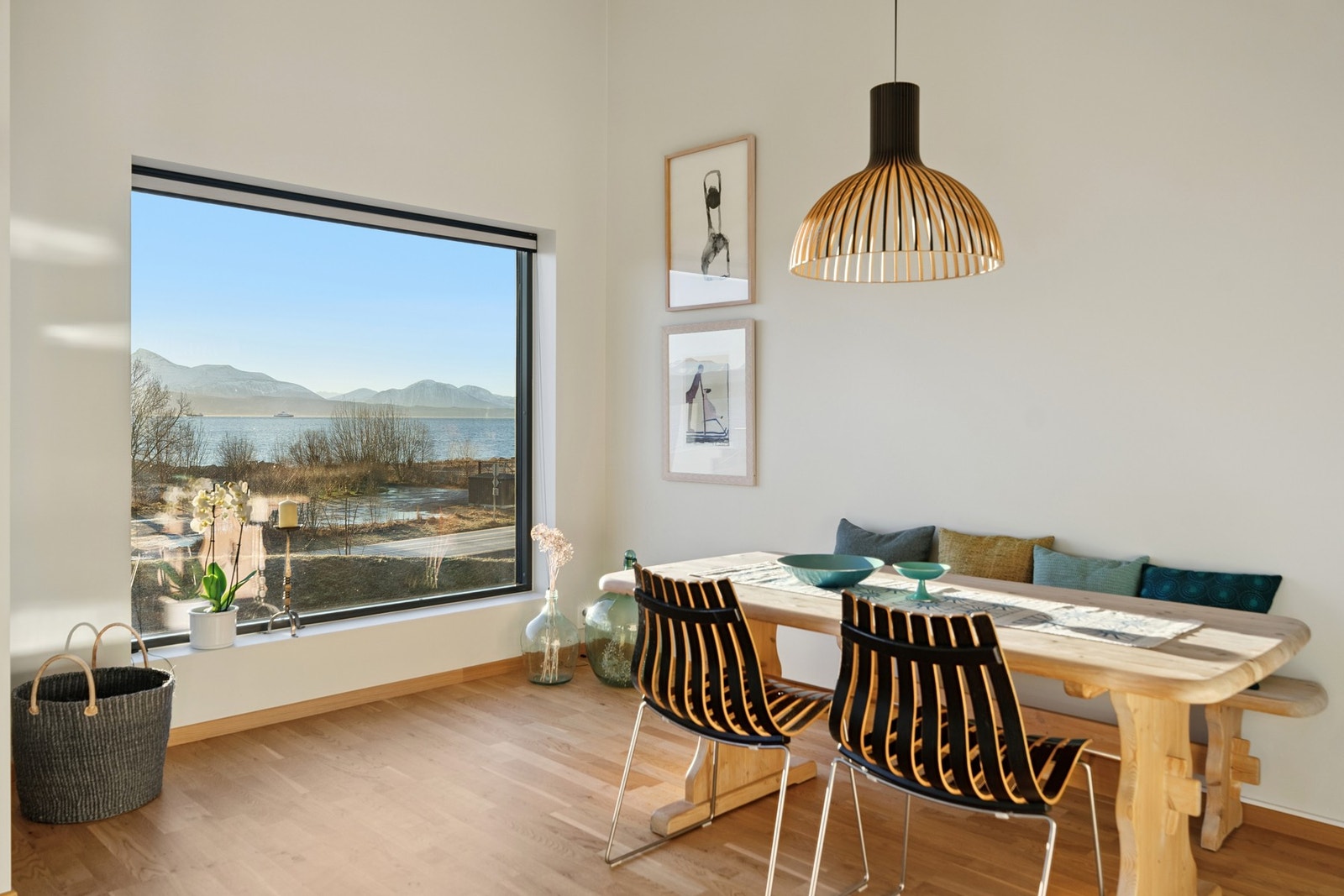 Store sørvendte vindusflater gir rikelig med naturlig lys og en flott romfølelse, samtidig som utsikten mot fjord og fjell kommer godt til sin rett fra oppholdsrommet. Galleribilde