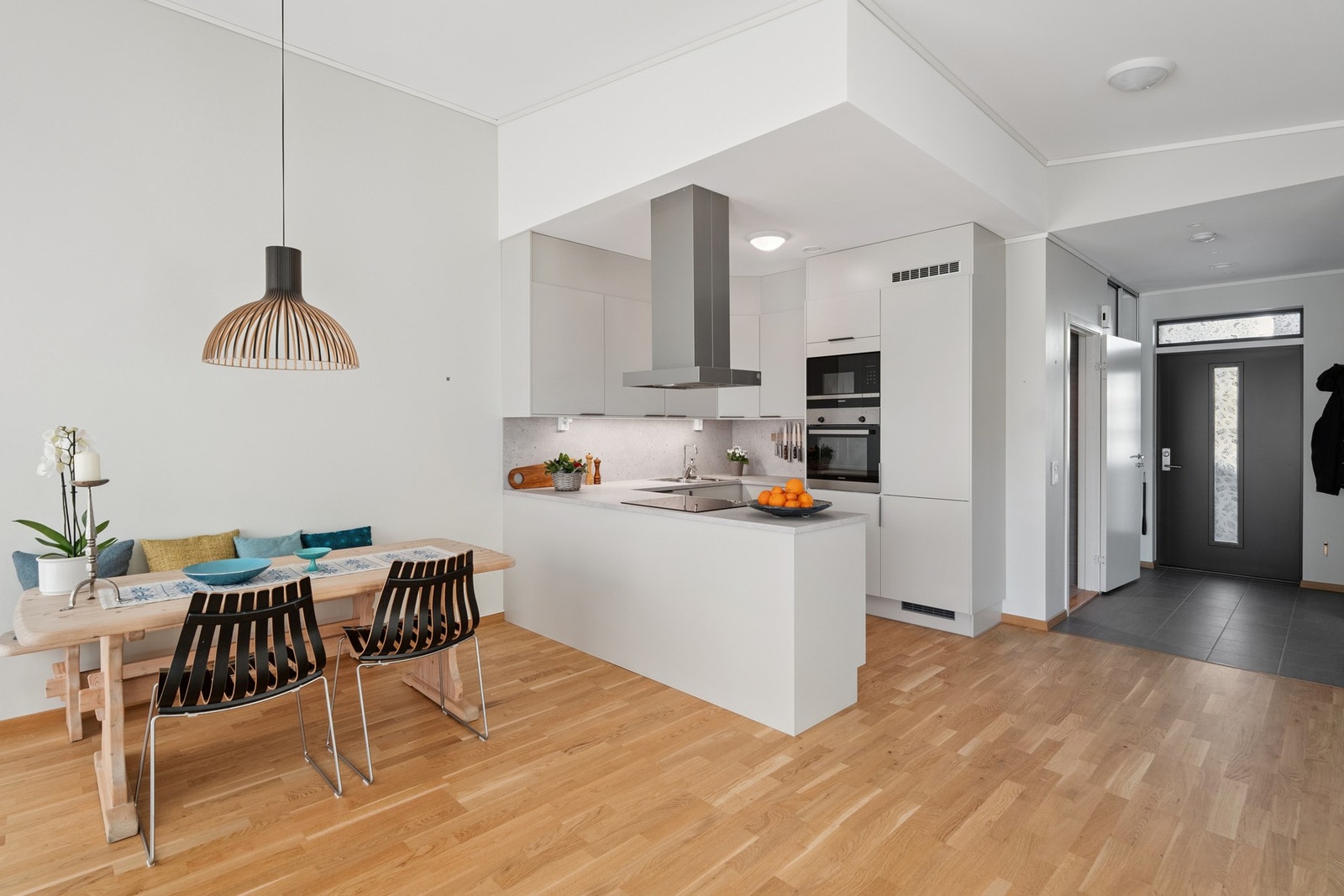 Stuen har god plass til både sofagruppe og spisebord. Åpen løsning gir fleksible møbleringsmuligheter og god kontakt mellom oppholdsrommene. Galleribilde