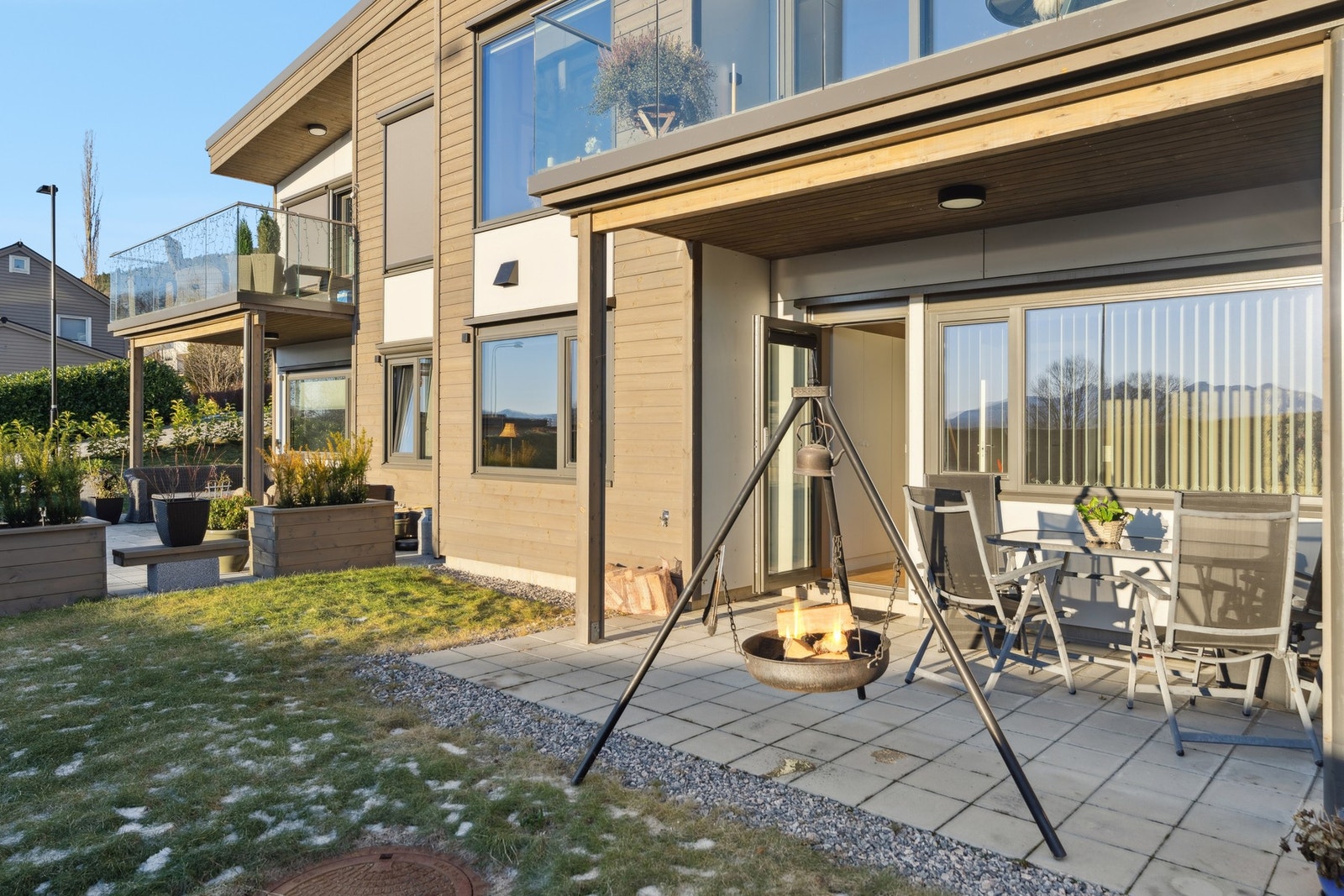 Sydvendt terrasse på ca. 10 m² med utgang fra stue/kjøkken. Her er det gode solforhold, med plass til sittegruppe og utemøbler. Galleribilde