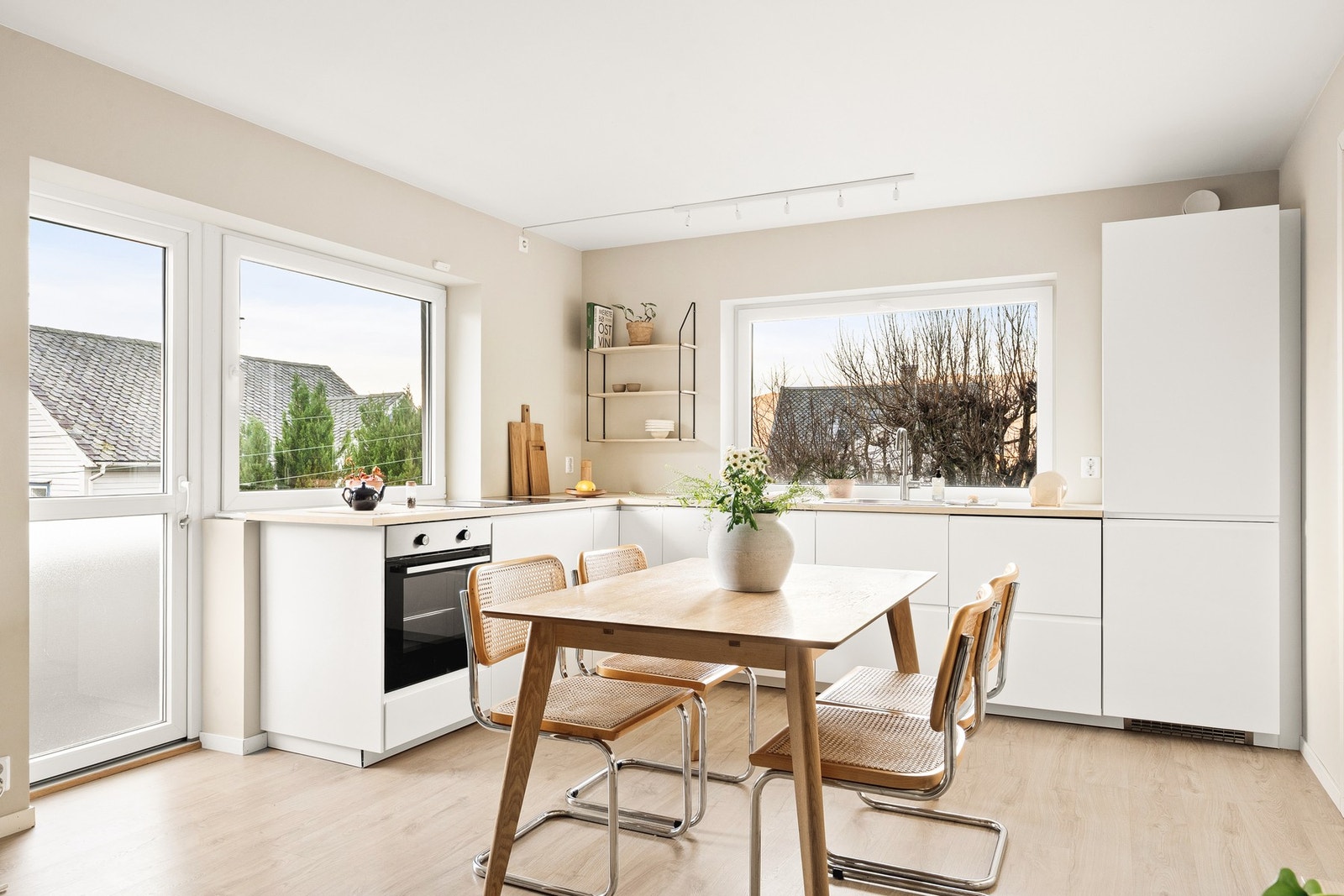 Flott kjøkken fra IKEA fra 2020 med slette fronter og laminat benkeplate. Galleribilde