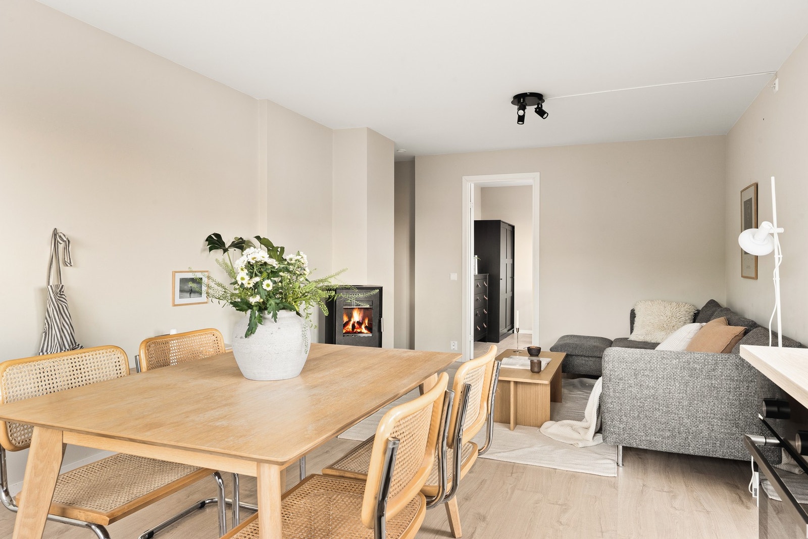 Fin og lys stue som måler 23,7 kvm. Galleribilde