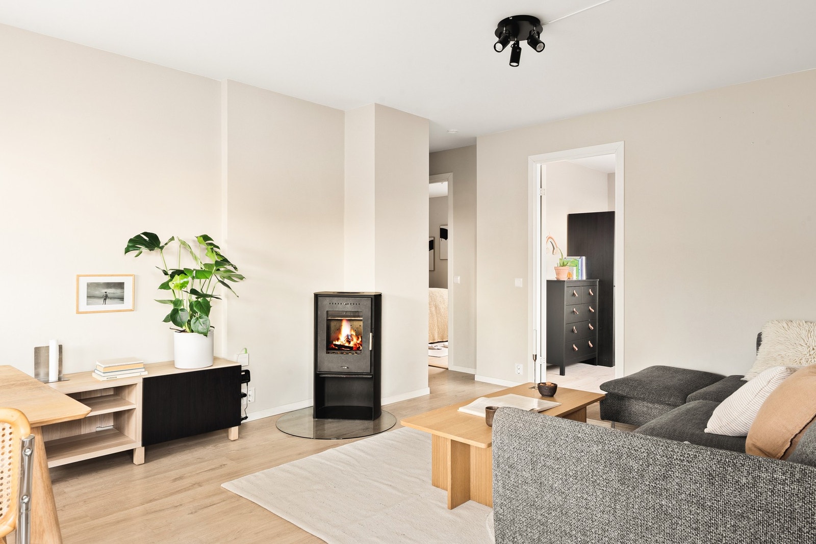 I stuen har man herlig peisovn som skaper hygge og gir god varme på kalde vinterdager. Galleribilde