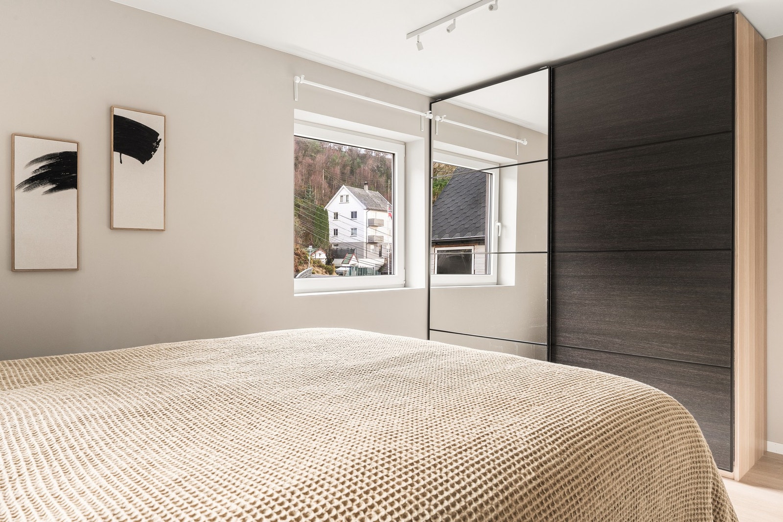 Her har man god plass til dobbeltseng, garderobe og tilhørende møblement. Galleribilde