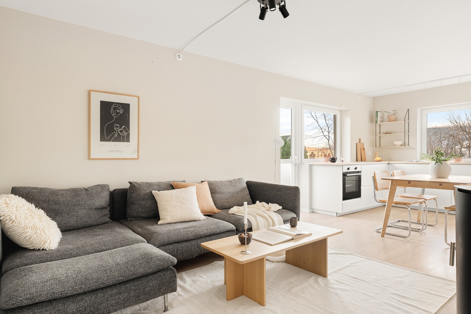 Stuen med åpen kjøkkenløsning har en praktisk utforming med god plass til både sofagruppe og spisebord. Galleribilde