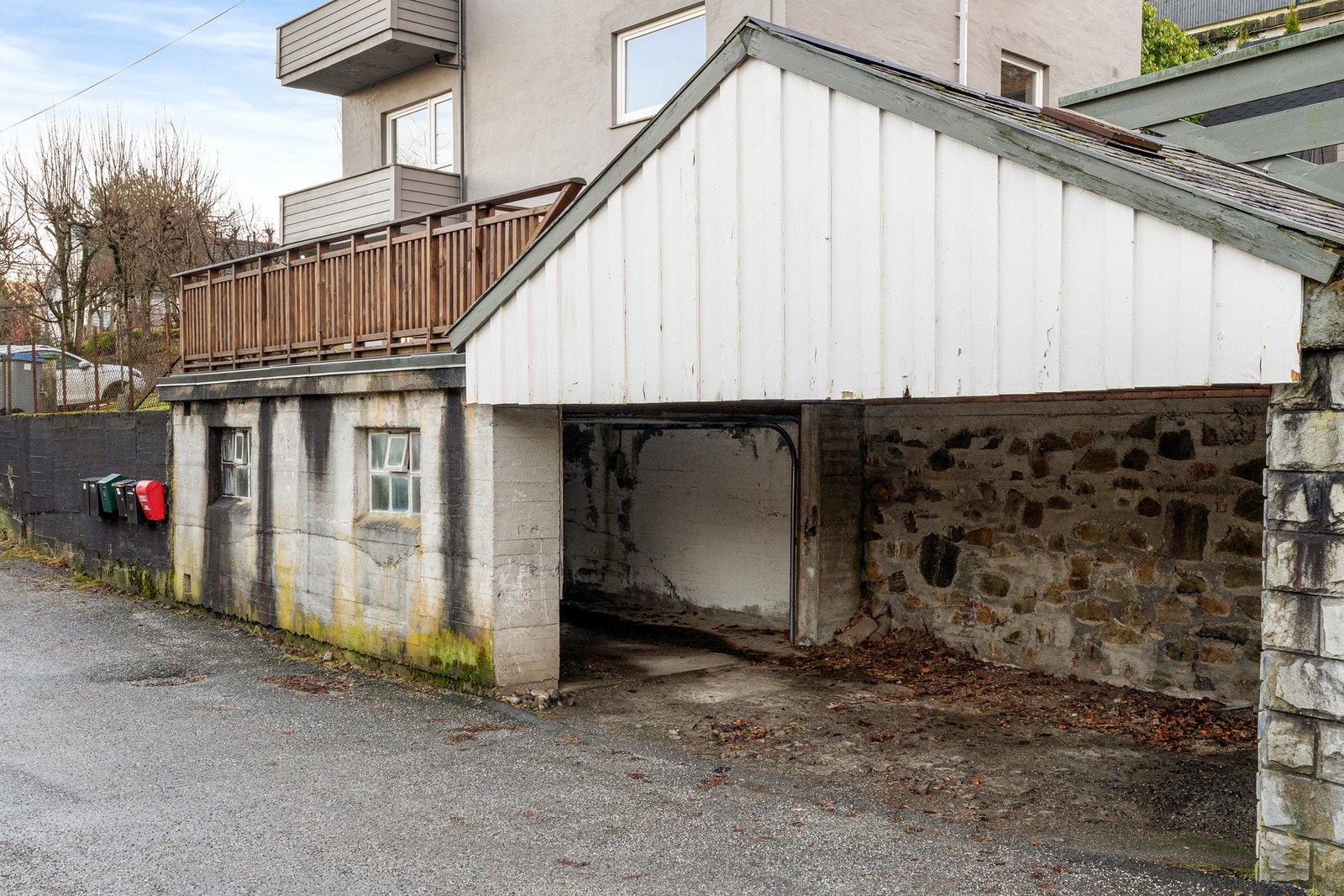 Leiligheten har førsterett på leie av garasje tilhørende Holalien 8. Se info om parkering i salgsoppgaven for ytterligere informasjon. Galleribilde