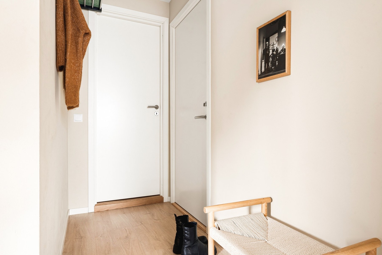 Her har man plass til å henge fra seg yttertøy. Galleribilde