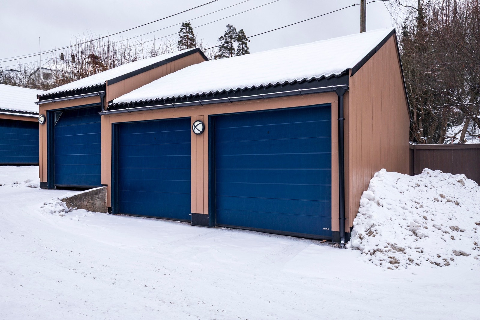 Parkering i felles garasjerekke. Elektrisk garasjeport. Klargjort for montering av elbillader. Galleribilde