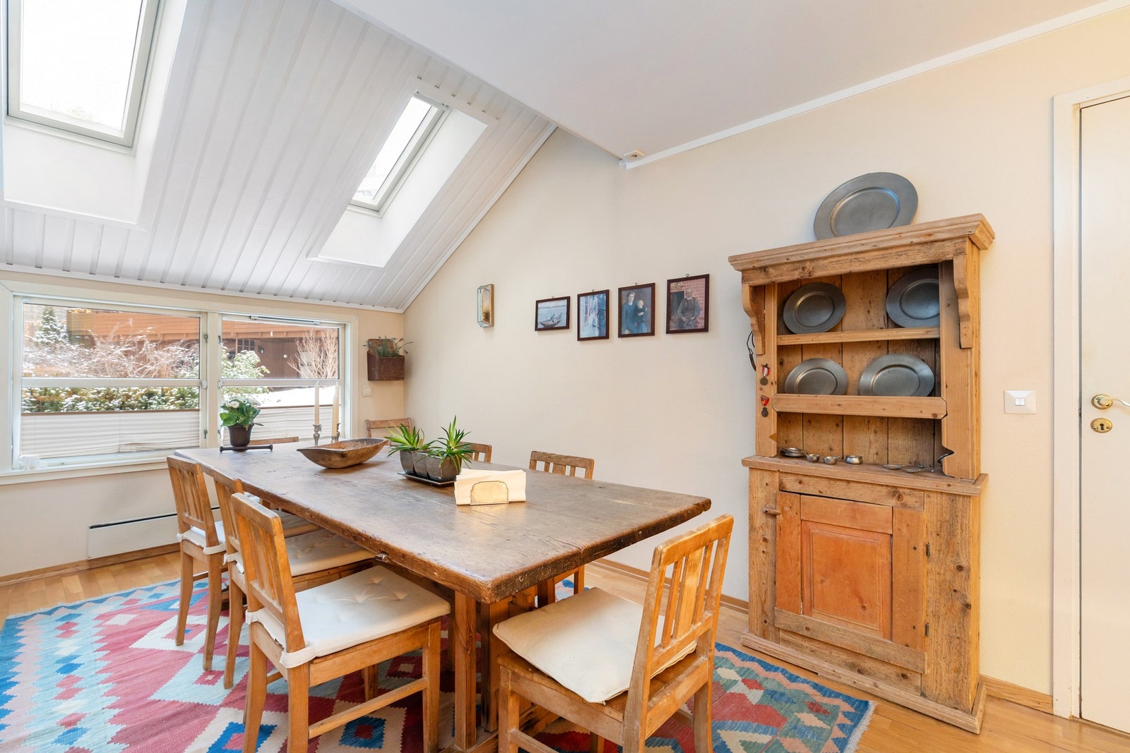 God plass til spisebord. Takvinduer fra 2018. Bygget på i 1986. Galleribilde