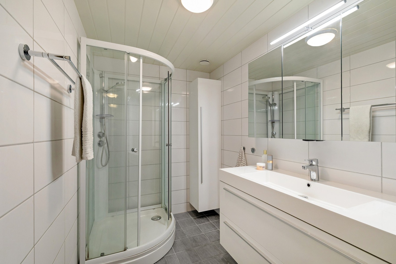 Flislagt bad fra 2015 med gulvvarme. Galleribilde