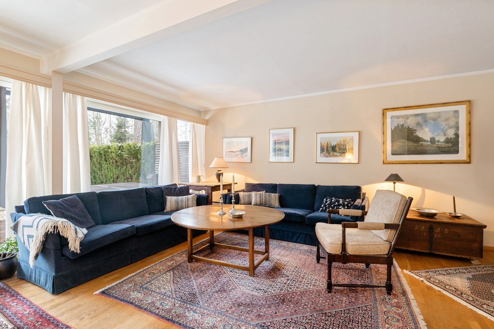 Store vindusflater som gir rikelig med naturlig lys, Galleribilde