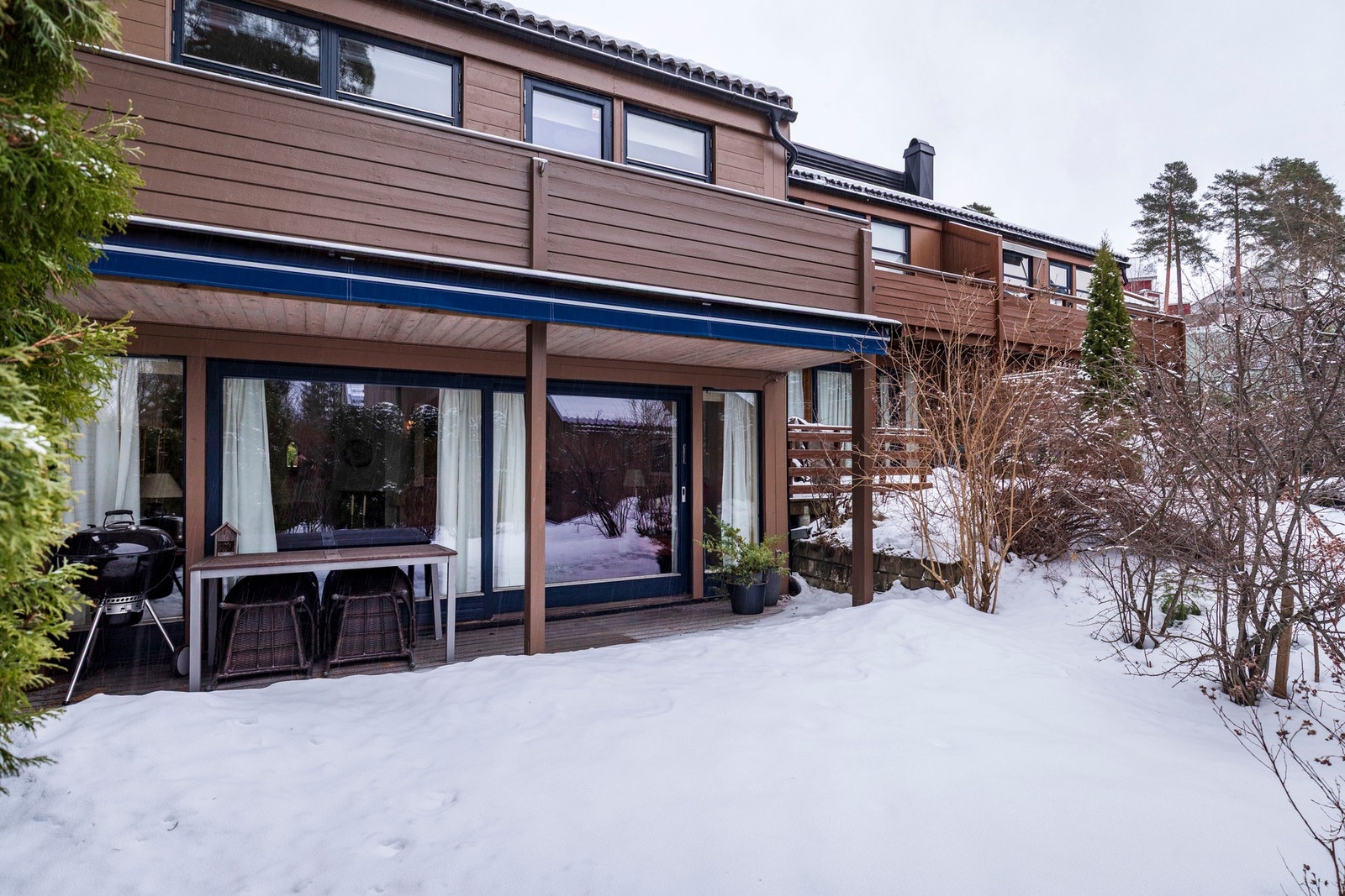 Fra stuen er det utgang til terrasse på 12 kvm og hage. Markise. Galleribilde