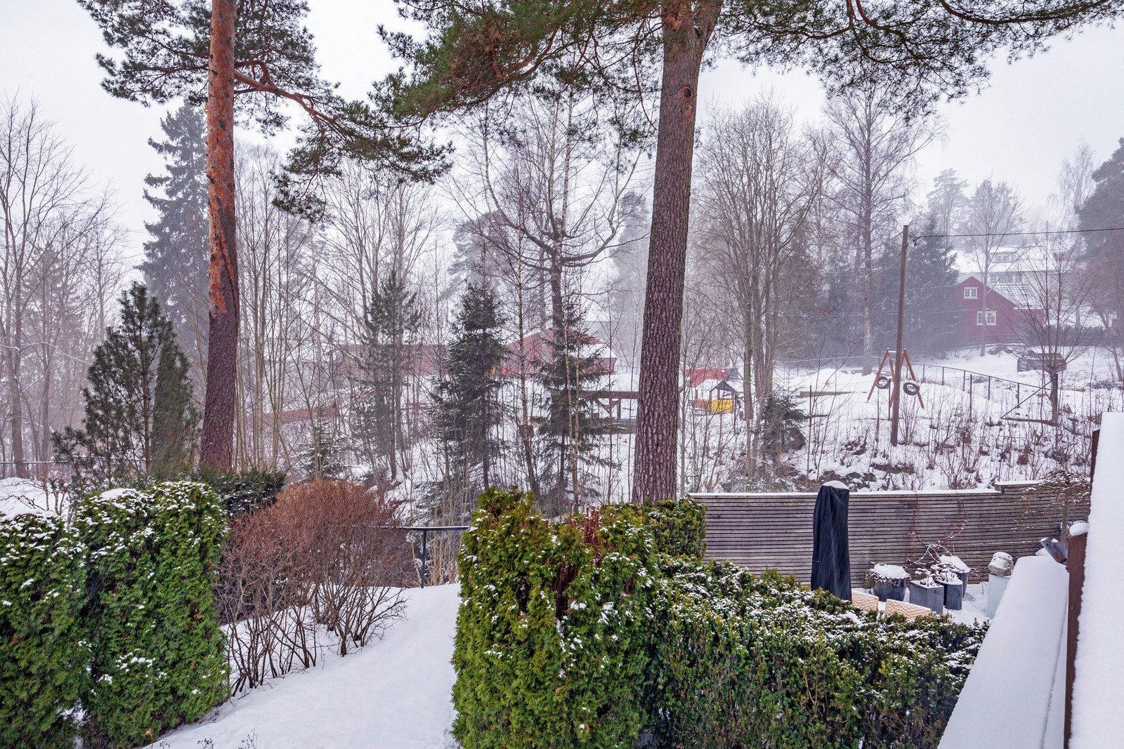 Attraktiv og barnevennlig beliggenhet med kort vei til Svendstuen barneskole, Svenstuen barnehave, dagligvare, idrettsanlegg og turmuligheter. Galleribilde