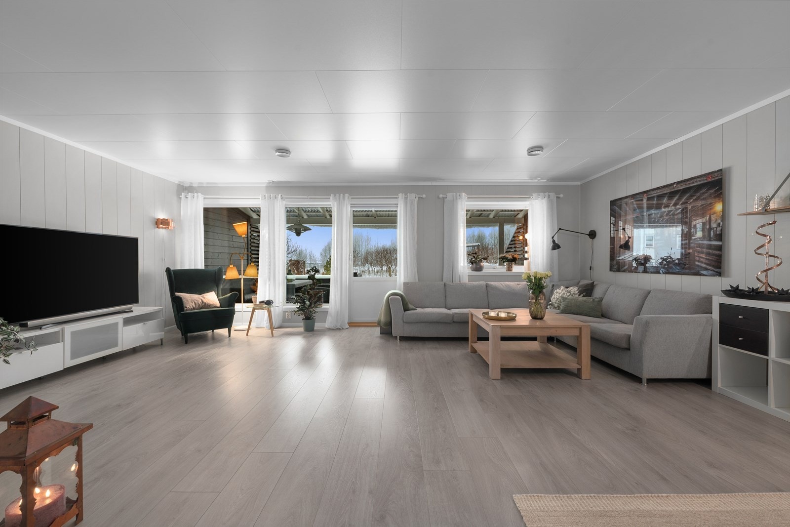 Stor stue med utgang til solrik terrasse Galleribilde