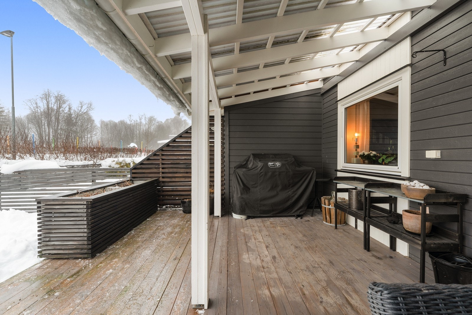 Fin uteplass, delvis under tak med gode solforhold Galleribilde