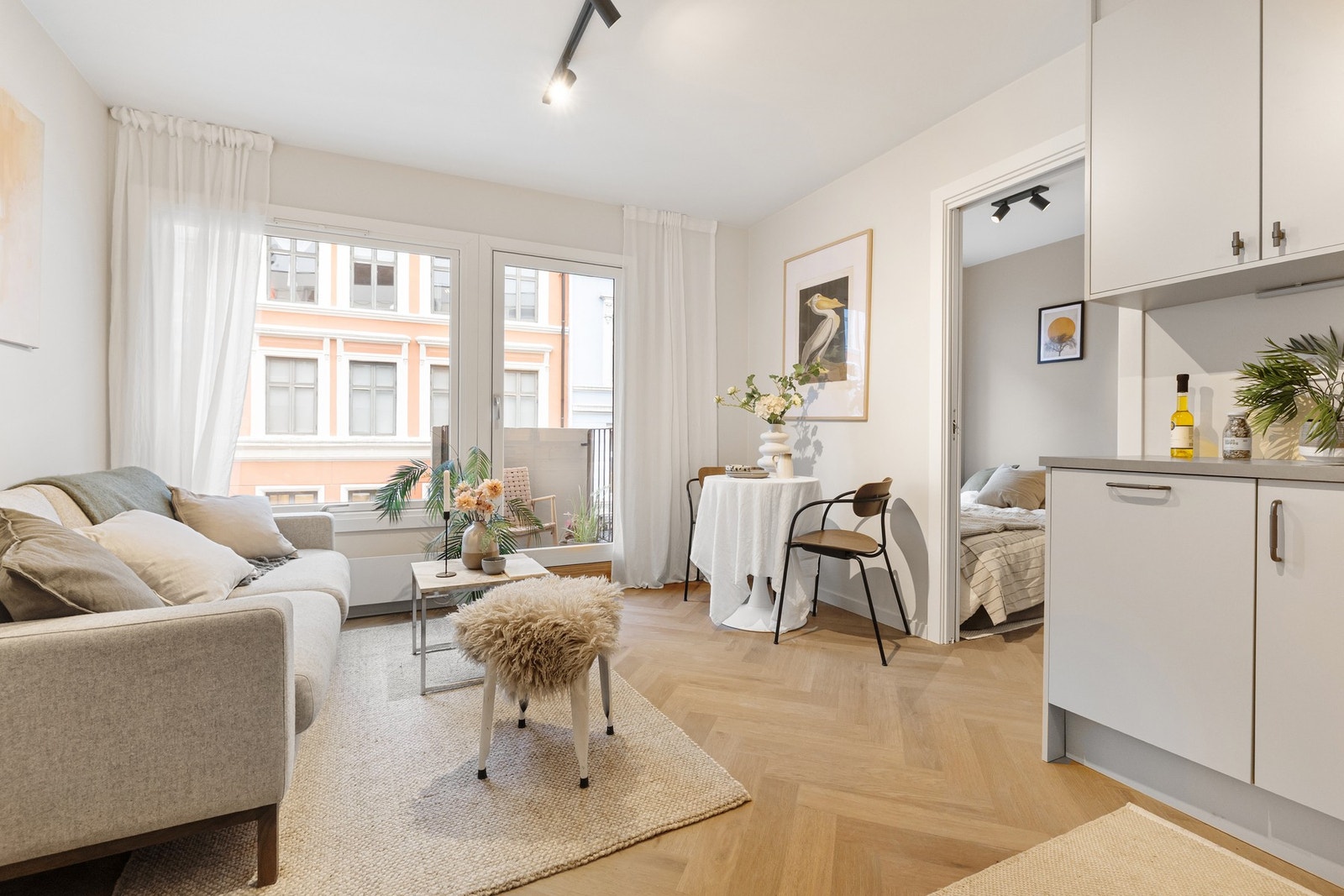 Designmessig fiskebensgulv i oppholdsrom. Planløsningen er ombygget for optimal arealutnyttelse. Det er plass til både sofagruppe og spisestue. Galleribilde