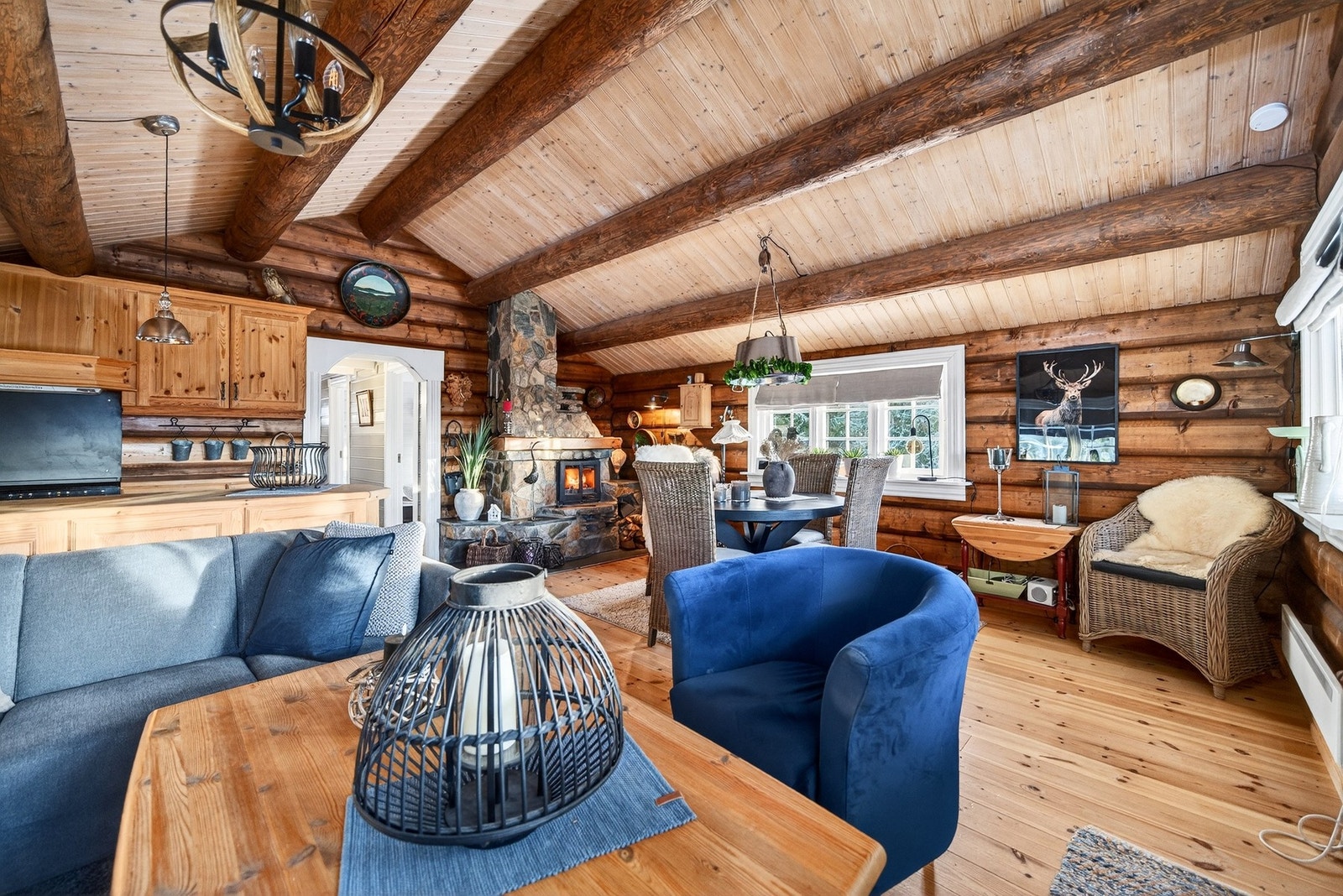 Åpen stue kjøkken løsning, med gode møbleringsmuligheter. Galleribilde