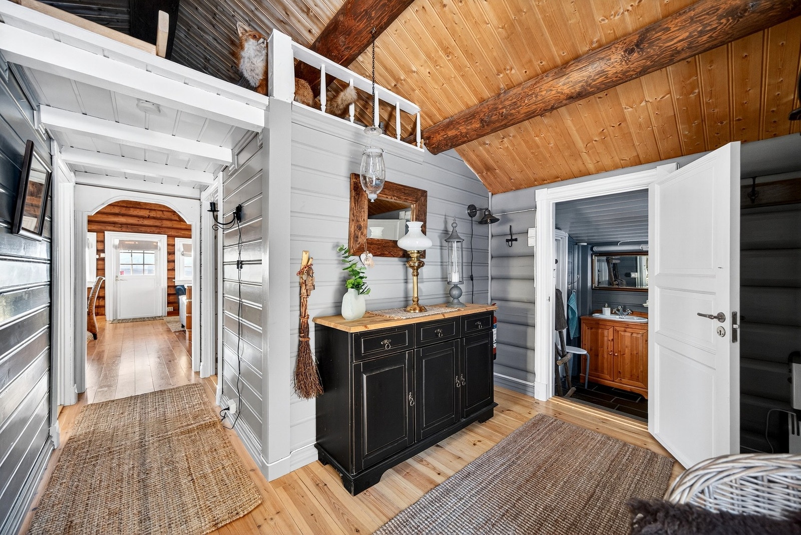 Gang med adkomst til hyttebad, hems og videre inn i hytta. Galleribilde