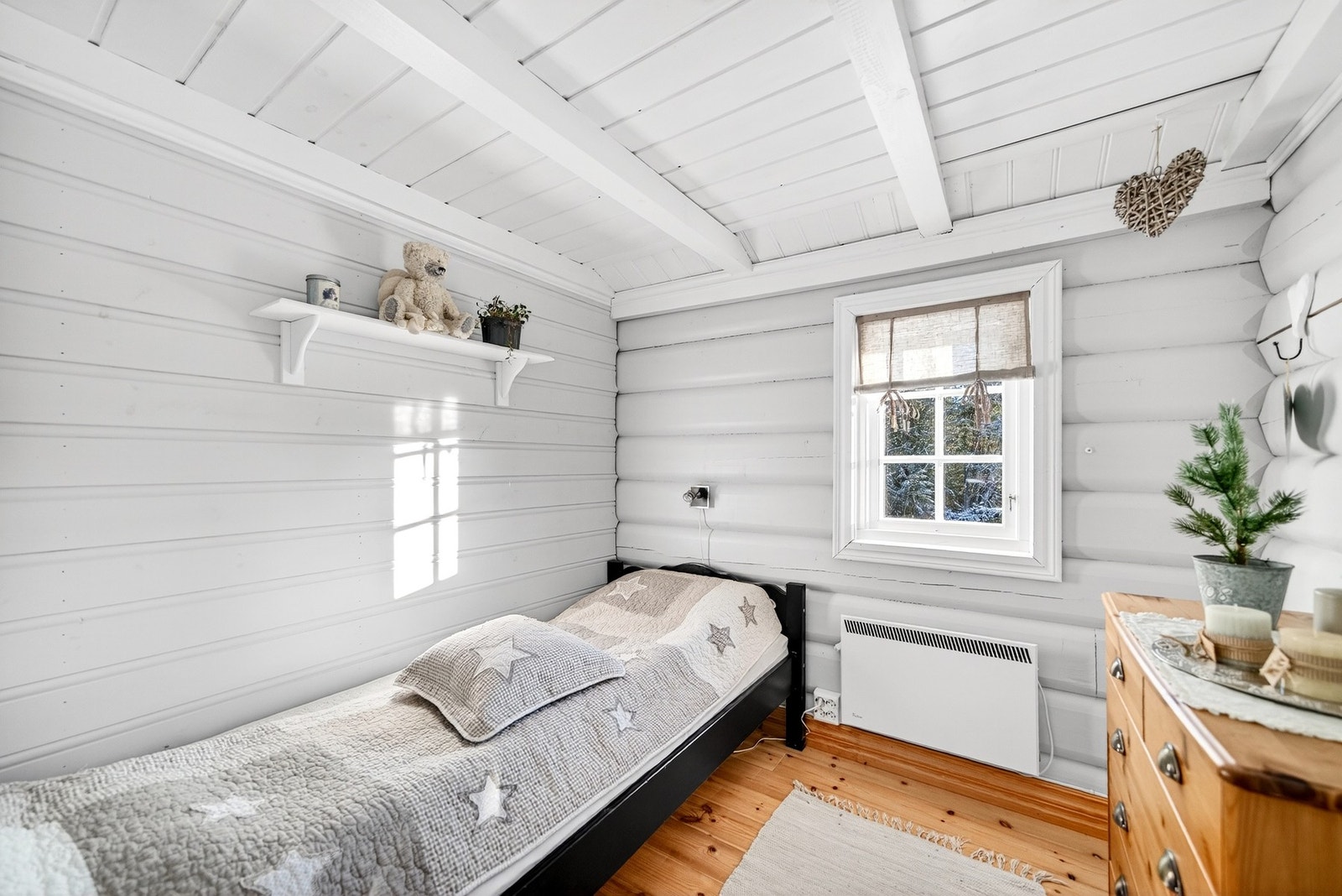 Hytta har tre lyse soverom. Galleribilde