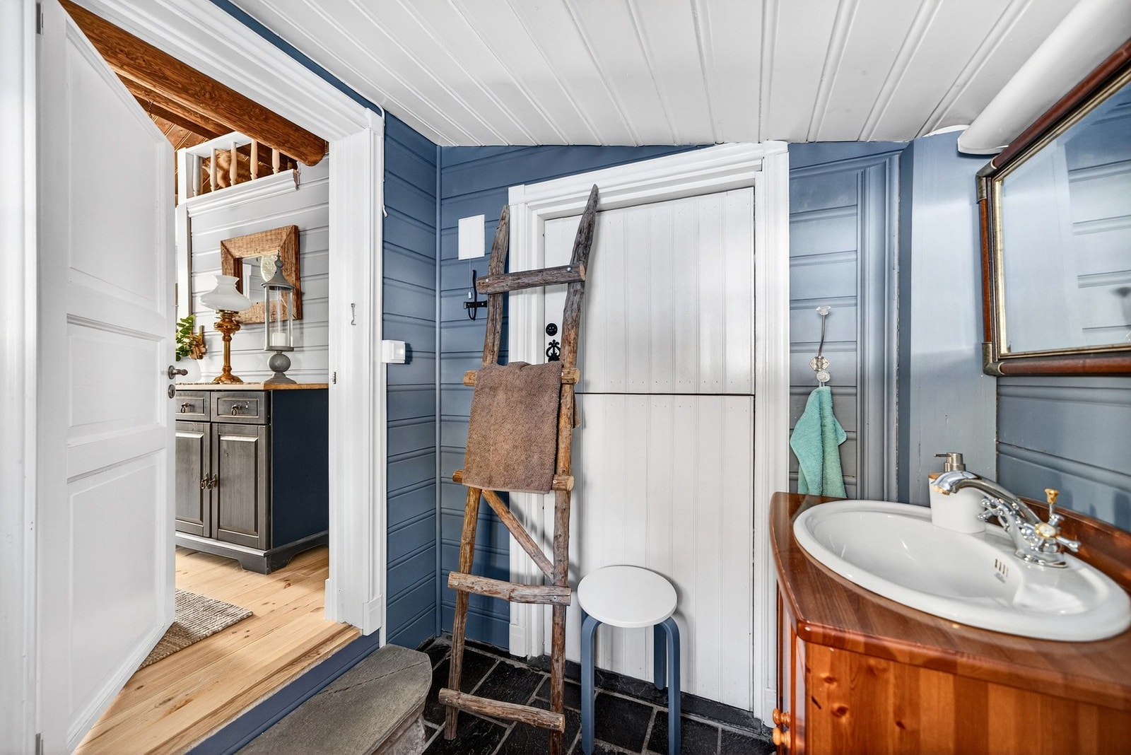 Hyttebad med toalett, servant og dusjkabinett. Galleribilde