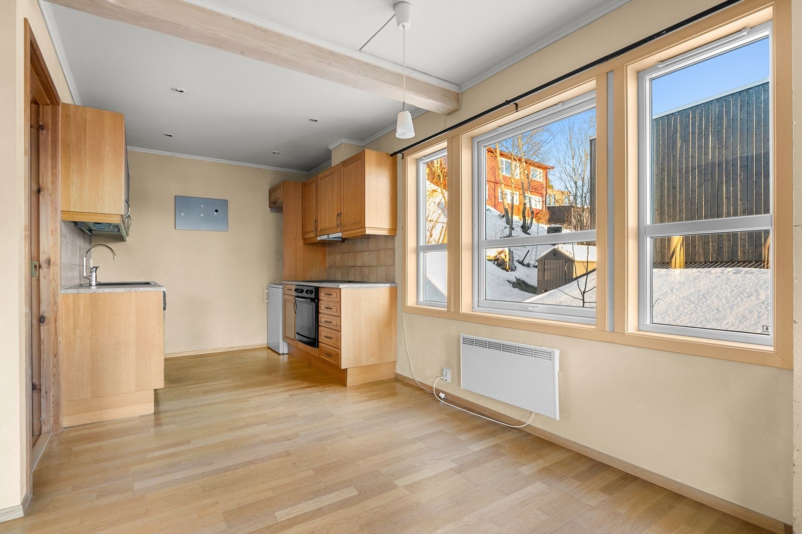 Kjøkkenet er innredet med profilerte fronter i eik, benkeplate i laminat og integrert koketopp, stekeovn og oppvaskmaskin. Galleribilde