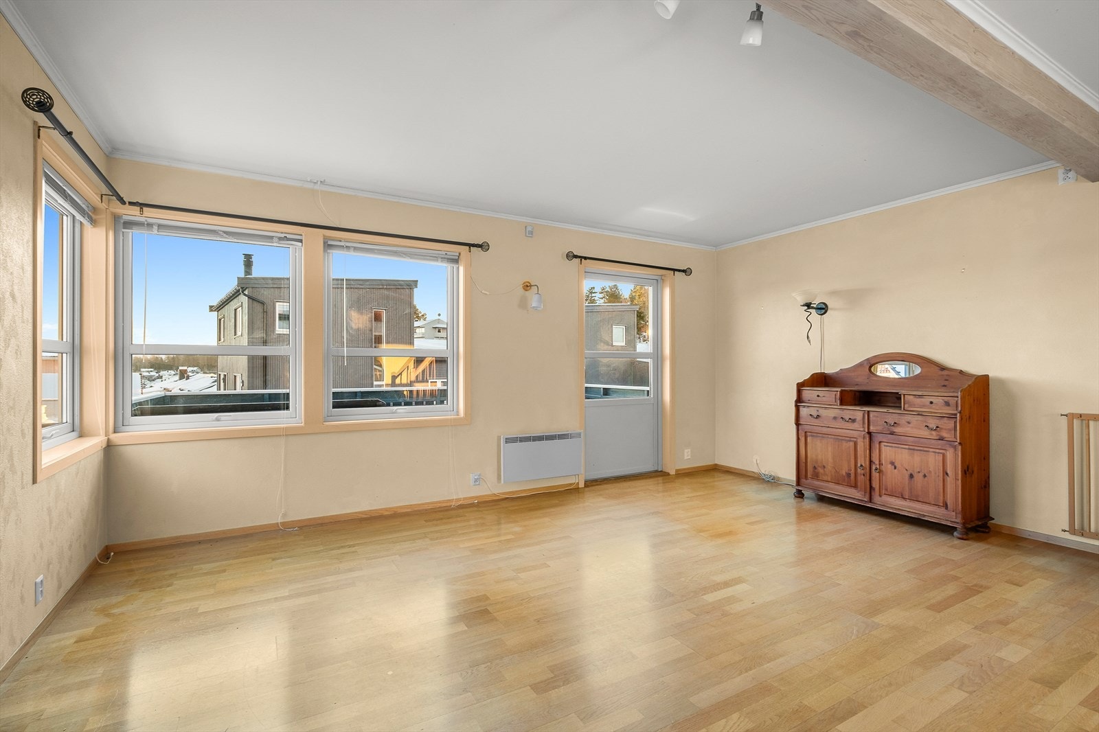 Den romslige stuen byr på mange møbleringsmuligheter. Innvendige overflater er med parkett på gulv, malt strukturtapet på vegg og malte flater i himling. Galleribilde