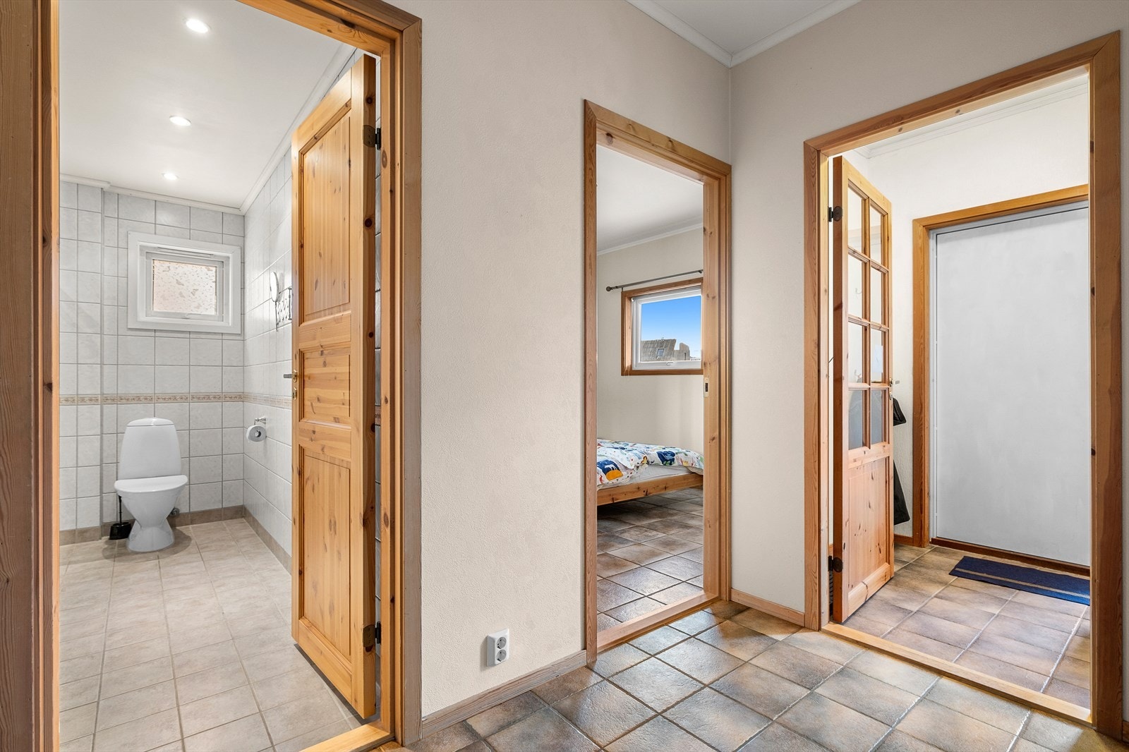 Inngangspartiet består av vindfang og gang på totalt 9,5 m², med god plass til oppbevaring av sko og yttertøy. Galleribilde