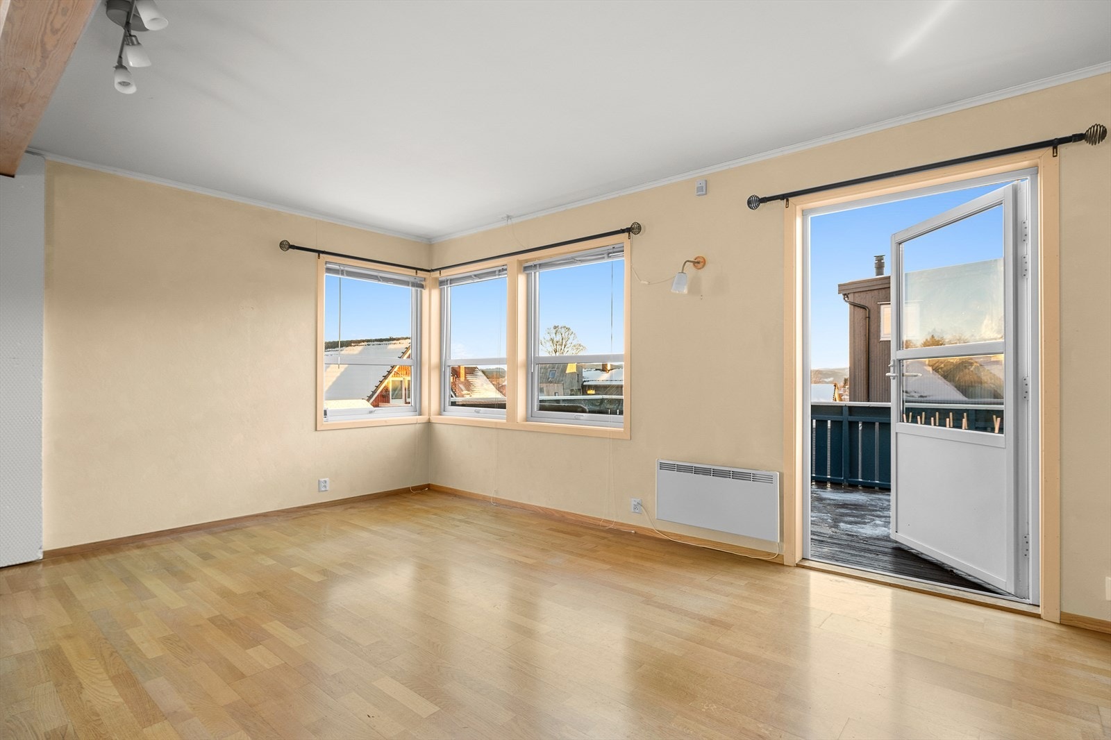 Fra boligen er det gangavstand til "alt" du trenger i hverdagen med matbutikker, barnehager, skole, kollektivtransport og Bymarka i øyeblikkelig nærhet. Galleribilde