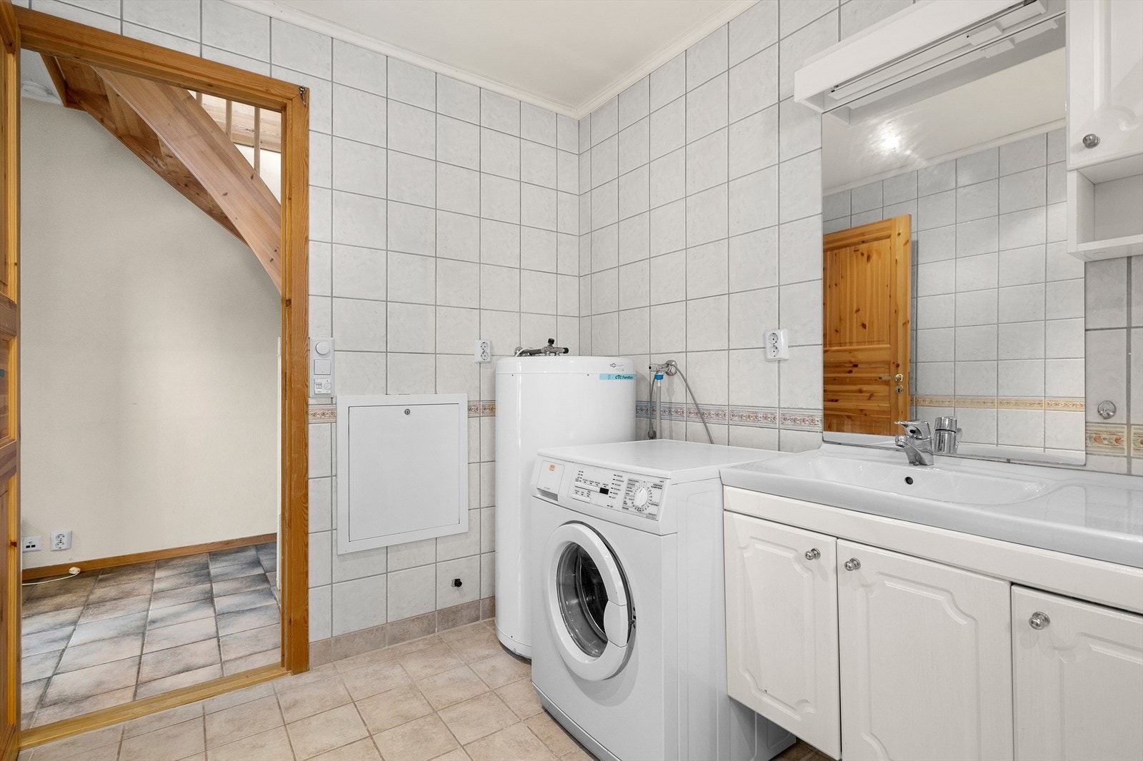 Rommet ventileres gjennom mekanisk avtrekk, spalteventil i vindu og tilluft ved dørterskel. En løsning som er vurdert til TG1 av takstmann. Galleribilde