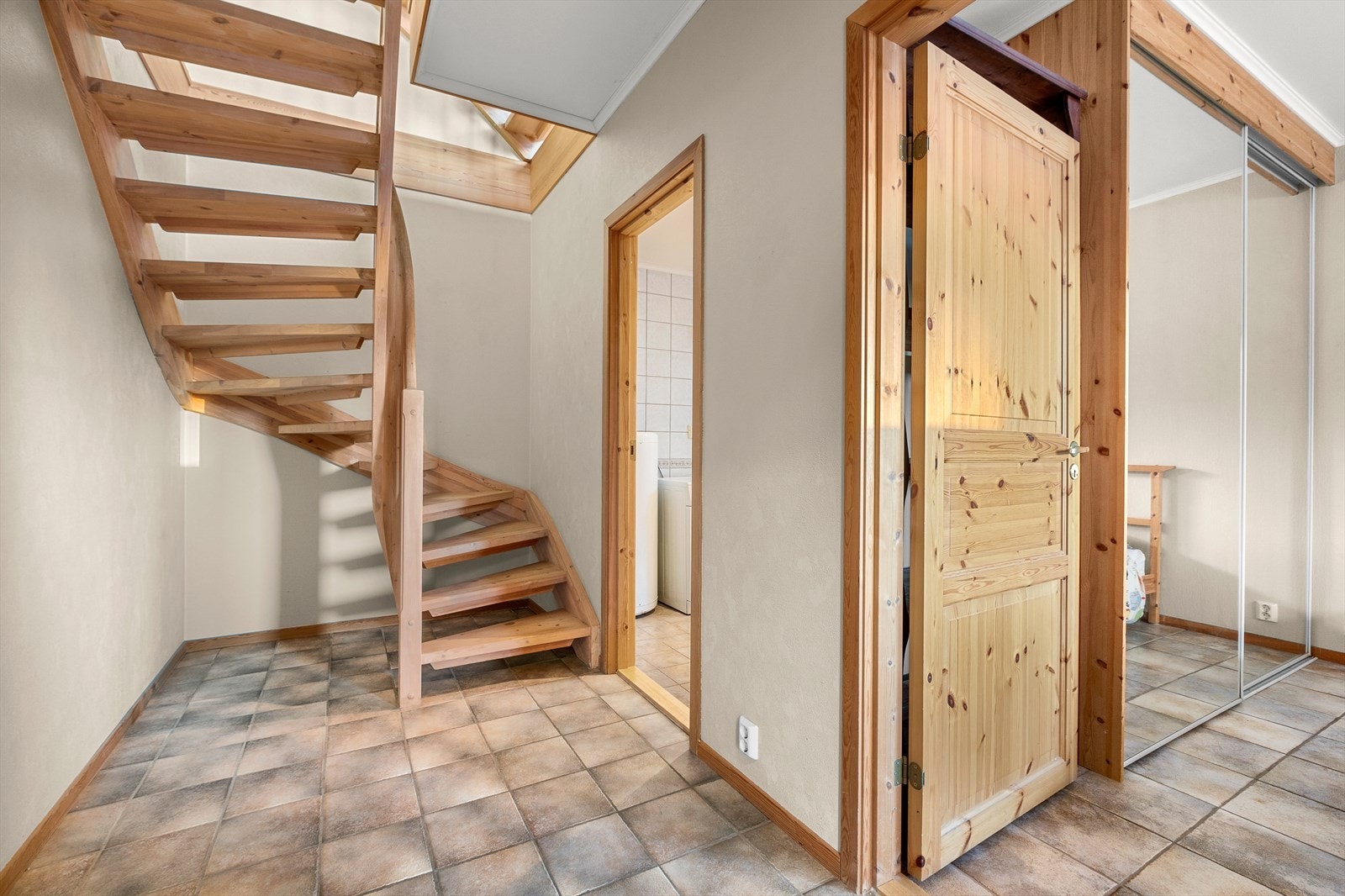 Innvendige dører er utført i furu og vurdert til TG1 av takstmann. Galleribilde