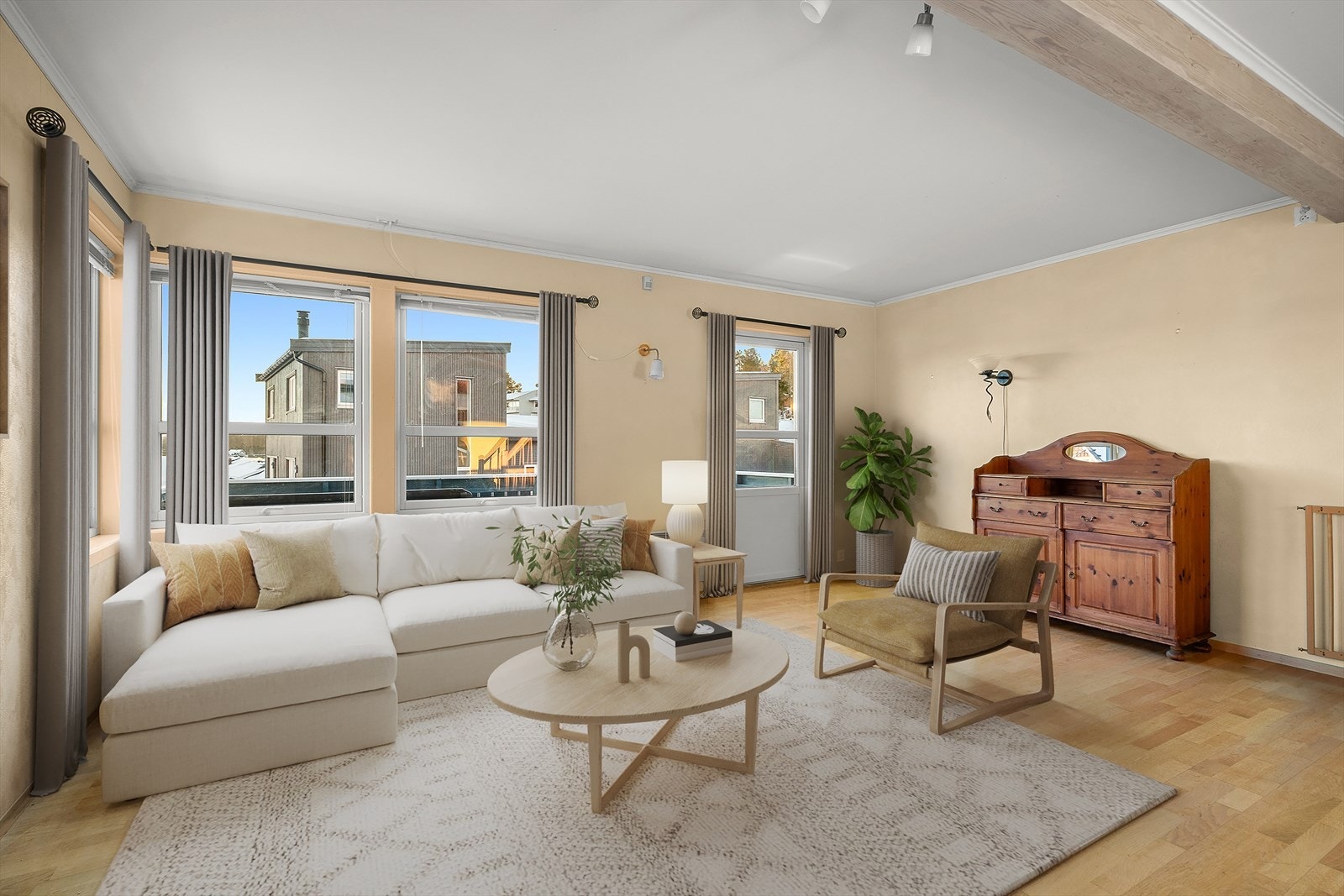 Fra stuen har du adkomst til en stor sørvendt veranda hvor du kan nyte gode solforhold. Galleribilde